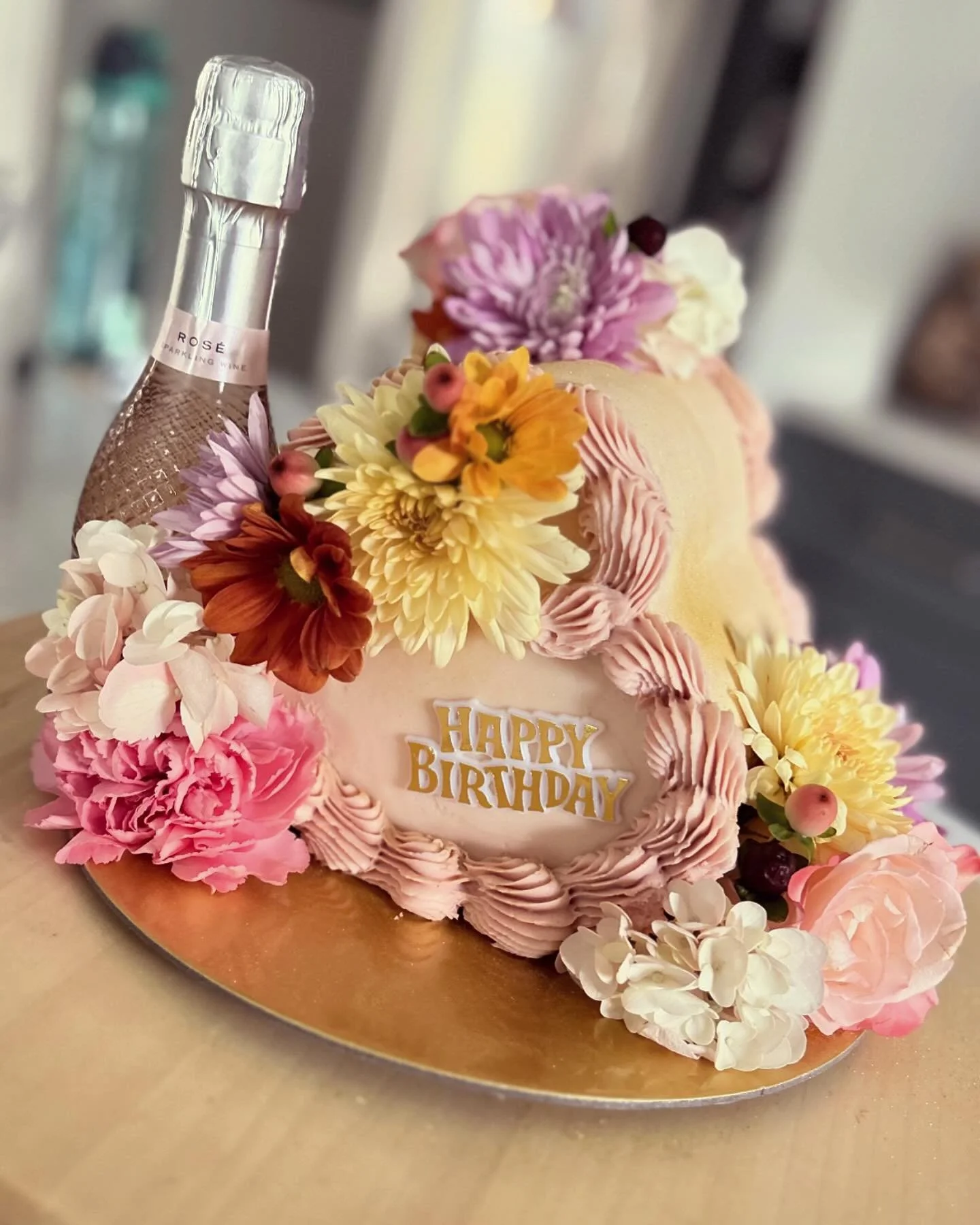 Special birthday cake for a real beauty 🩷🌸

Chocolate heart cake with chocolate marshmallow buttercream filling and vanilla buttercream icing

#sweettsmuskoka #bakinglove #cakesofinstagram #bakingtherapy #instacakes #cakestagram #cakeart #chocolate