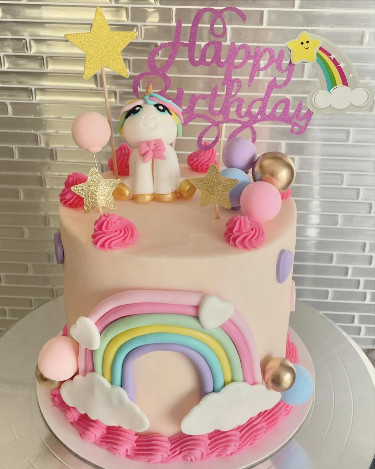 🦄 Unicorns &amp; Rainbows 🌈 

* 6&rdquo; cake with vanilla buttercream and fondant decor

#sweettsmuskoka #hobbybaker #bakinglove #cakesofinstagram #bakingtherapy #instacakes #homemade #cakestagram #fondantcaketopper #buttercream #cakedesigner #hom