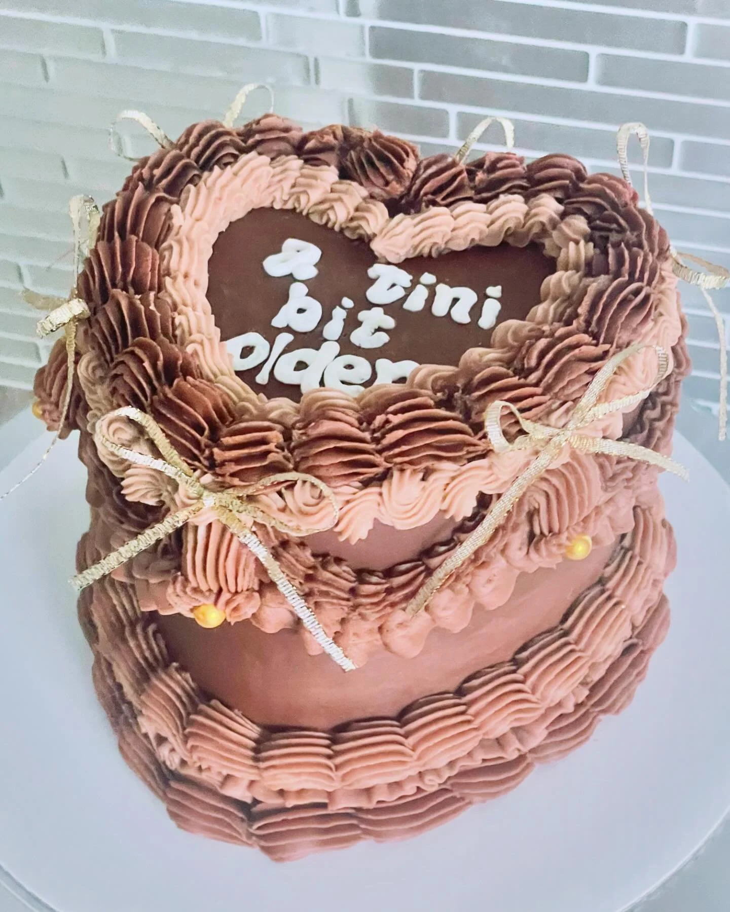 🤎🤎🤎

*vanilla heart cake with vintage chocolate buttercream icing and gold bows

#sweettsmuskoka #bakinglove #cakesofinstagram #bakingtherapy #instacakes #homemade #cakestagram #chocolatecake #cakedesigner #homebaker #muskoka #birthday #vintagehea