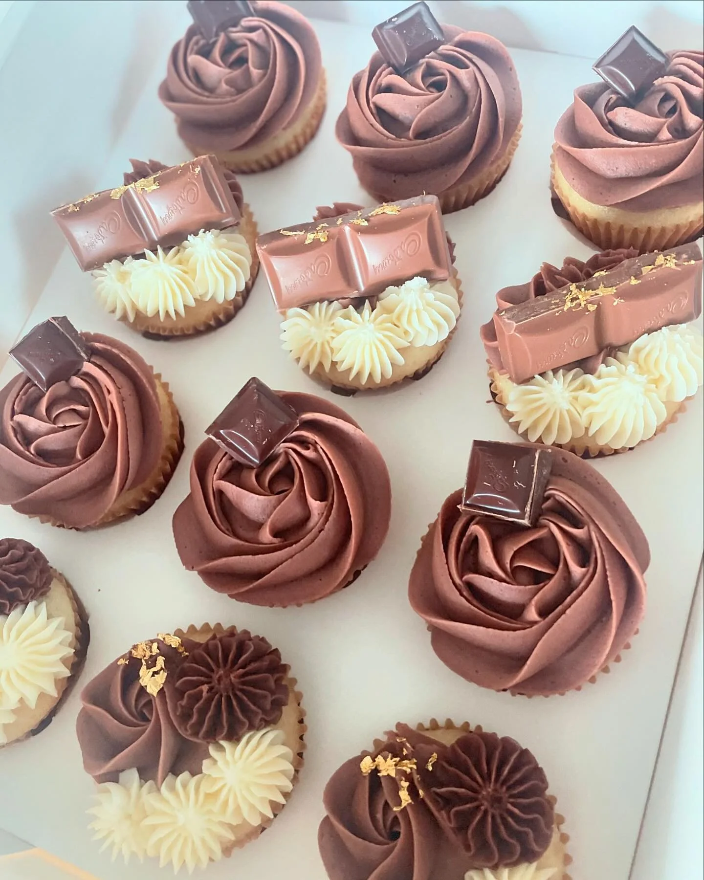 🤍🤎 Cupcakes, cupcake, cupcakes 🤎🤍

#sweettsmuskoka #hobbybaker #bakinglove #cupcakesofinstagram #bakingtherapy #homemade #cupcakes #buttercream #cakedesigner #homebaker #muskoka #cupcakelover