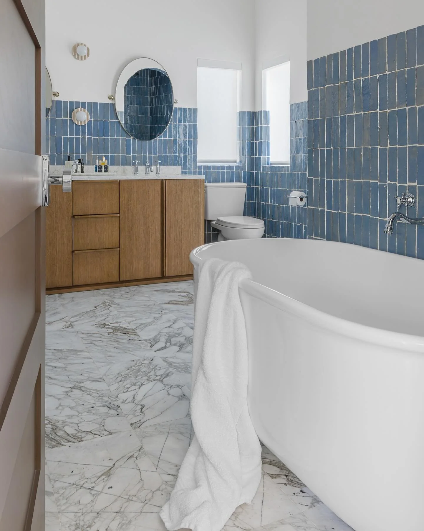 Dive into tranquility with this exquisite blue bathroom~ 
#canushstudios