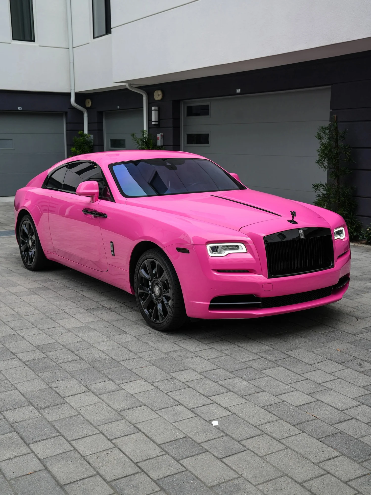 Rolls-Royce Wraith Rose Pink after Vinyl Wrap, front-left three-quarter view