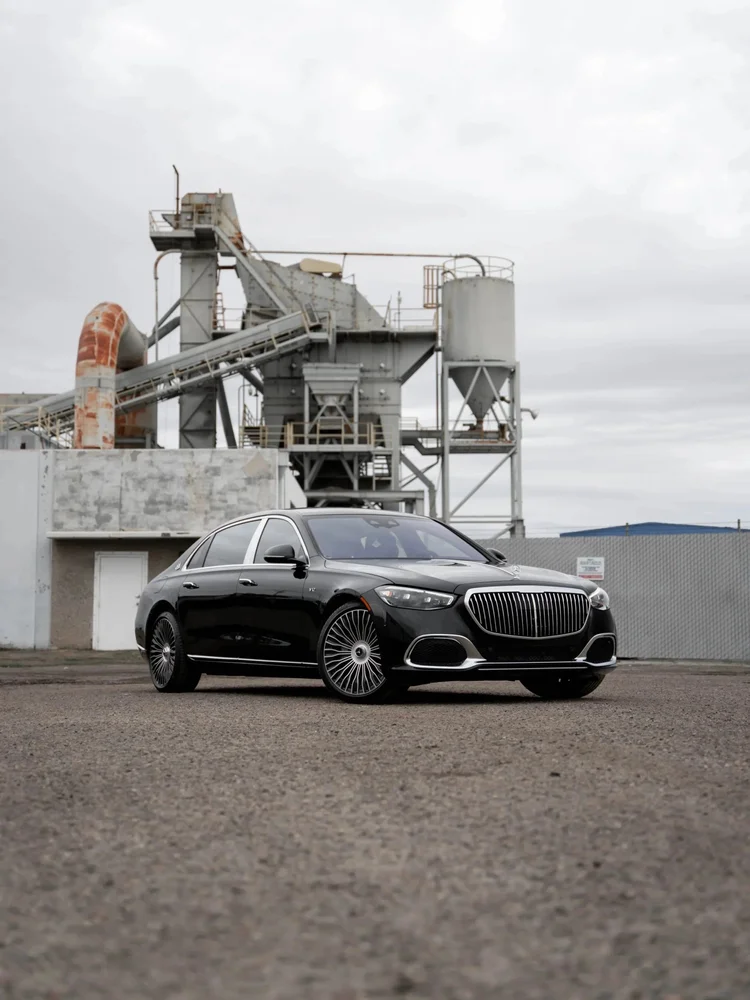 Complete front-three-quarter portrait of the black S 680 with a bright vertical-bar grille, hood ornament and silver multispoke wheels