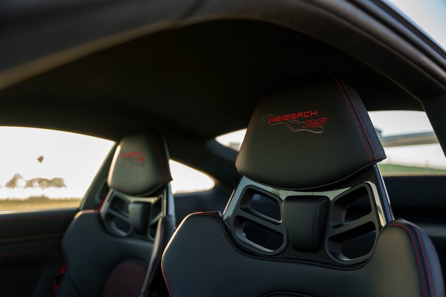 Weissach package bucket seat detail