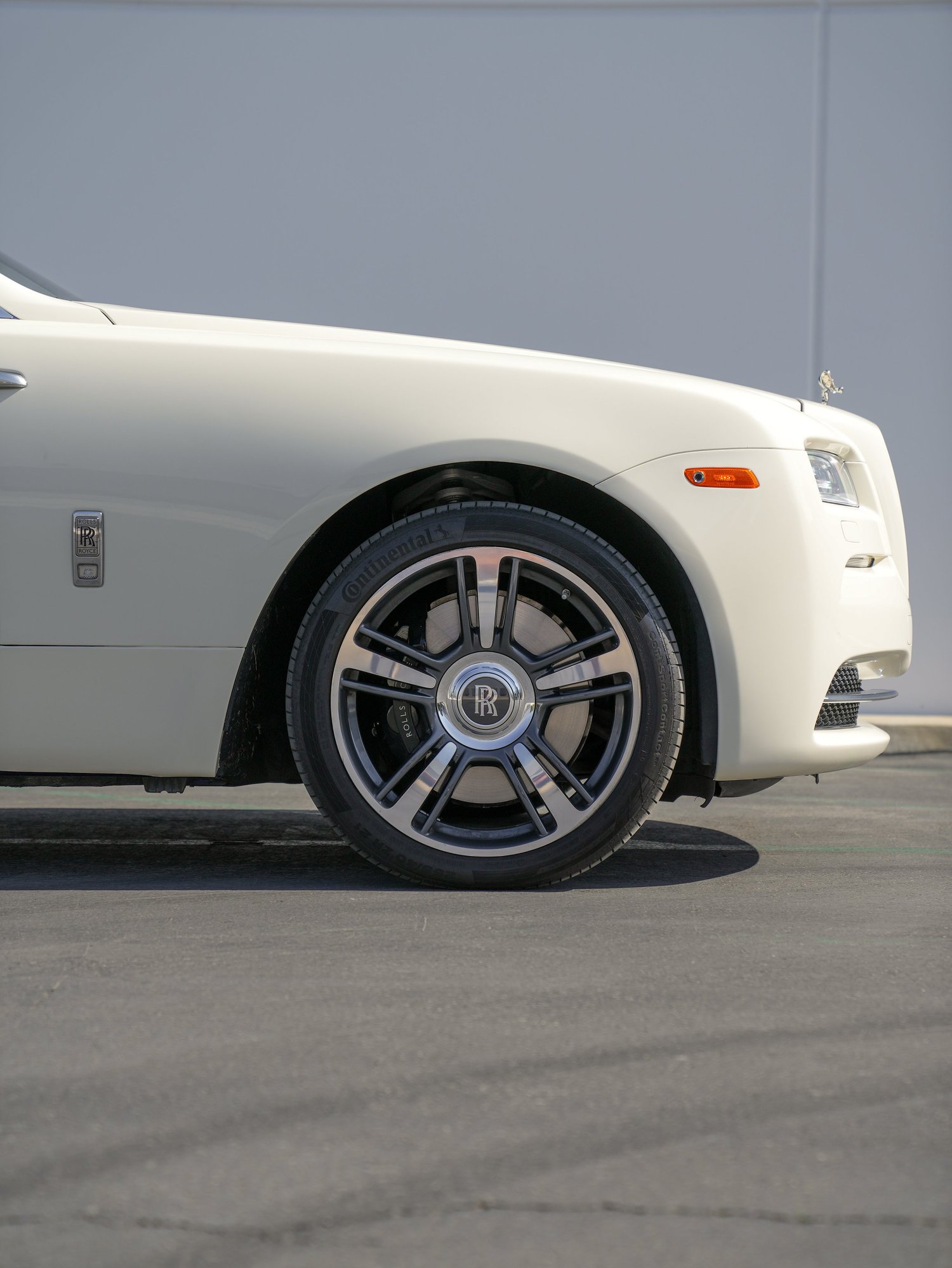Rolls-Royce Wraith Inozetek Boneyard White after Vinyl Wrap, front wheel and body view