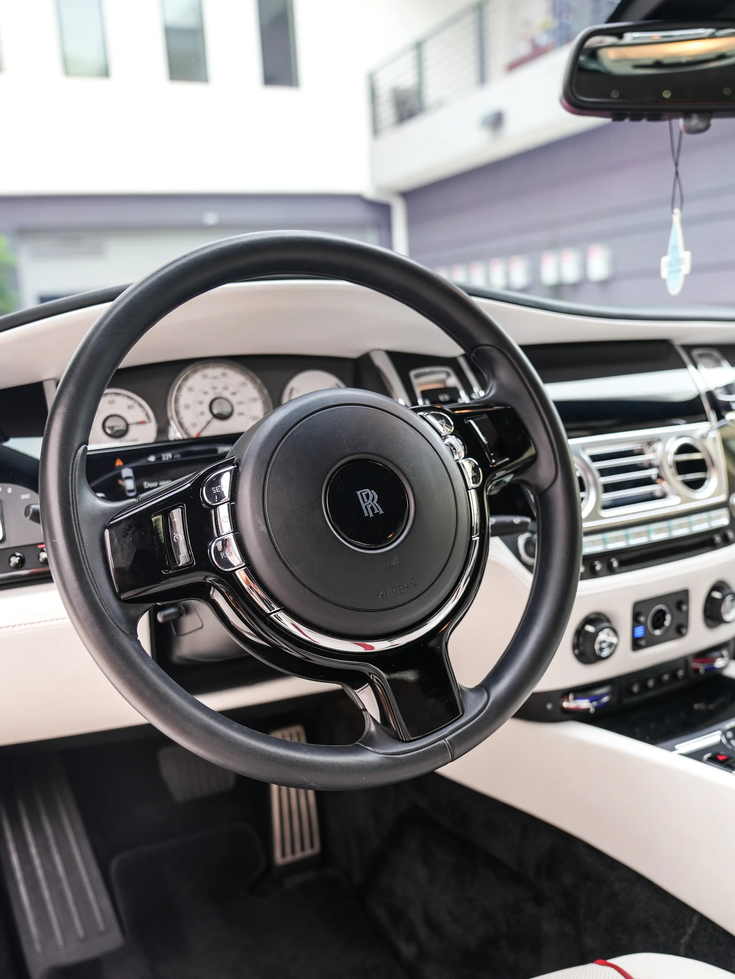 Rolls-Royce Wraith Rose Pink after Vinyl Wrap, dashboard and steering-wheel detail