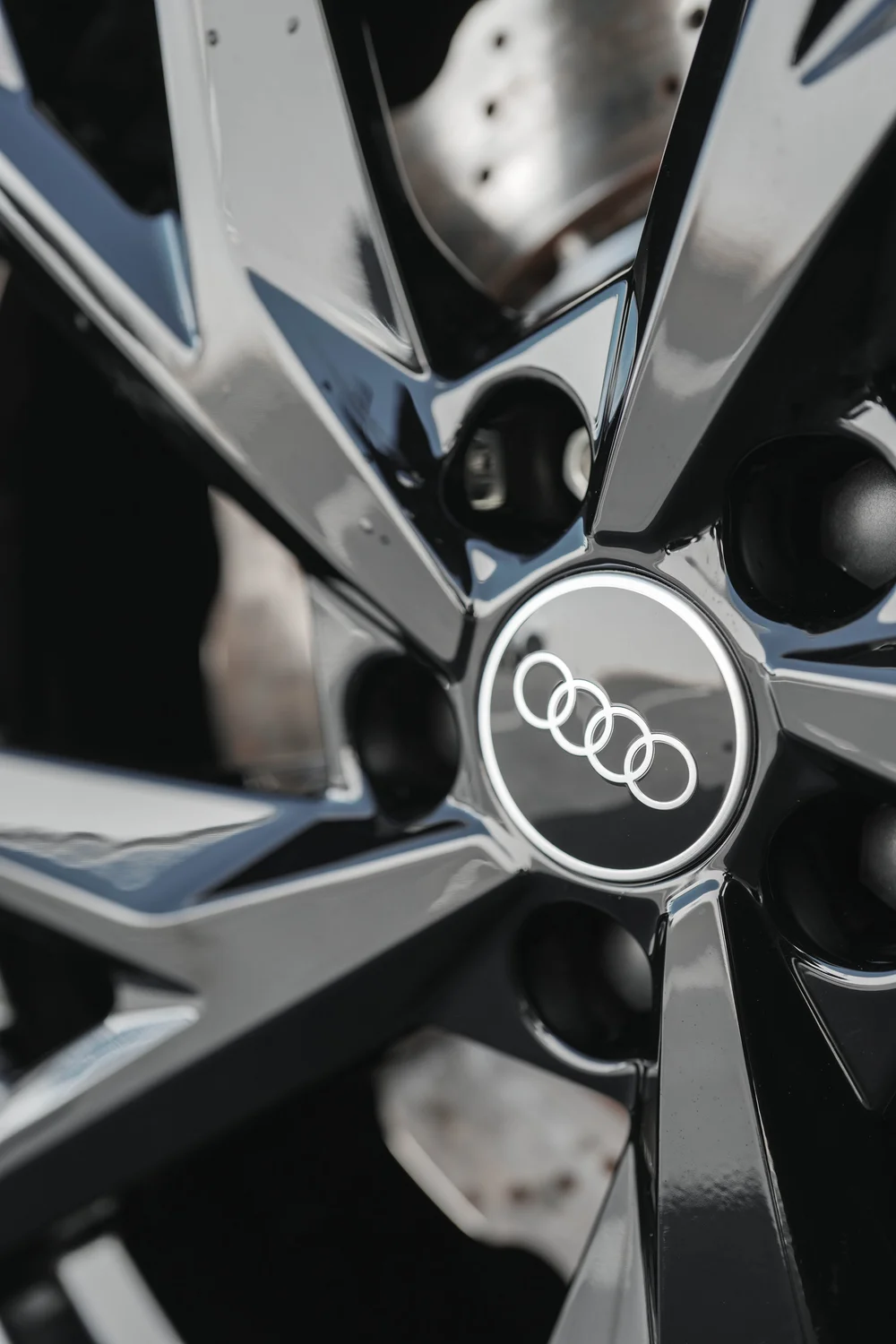 Portrait close view of the Audi center cap and black R8 wheel spokes