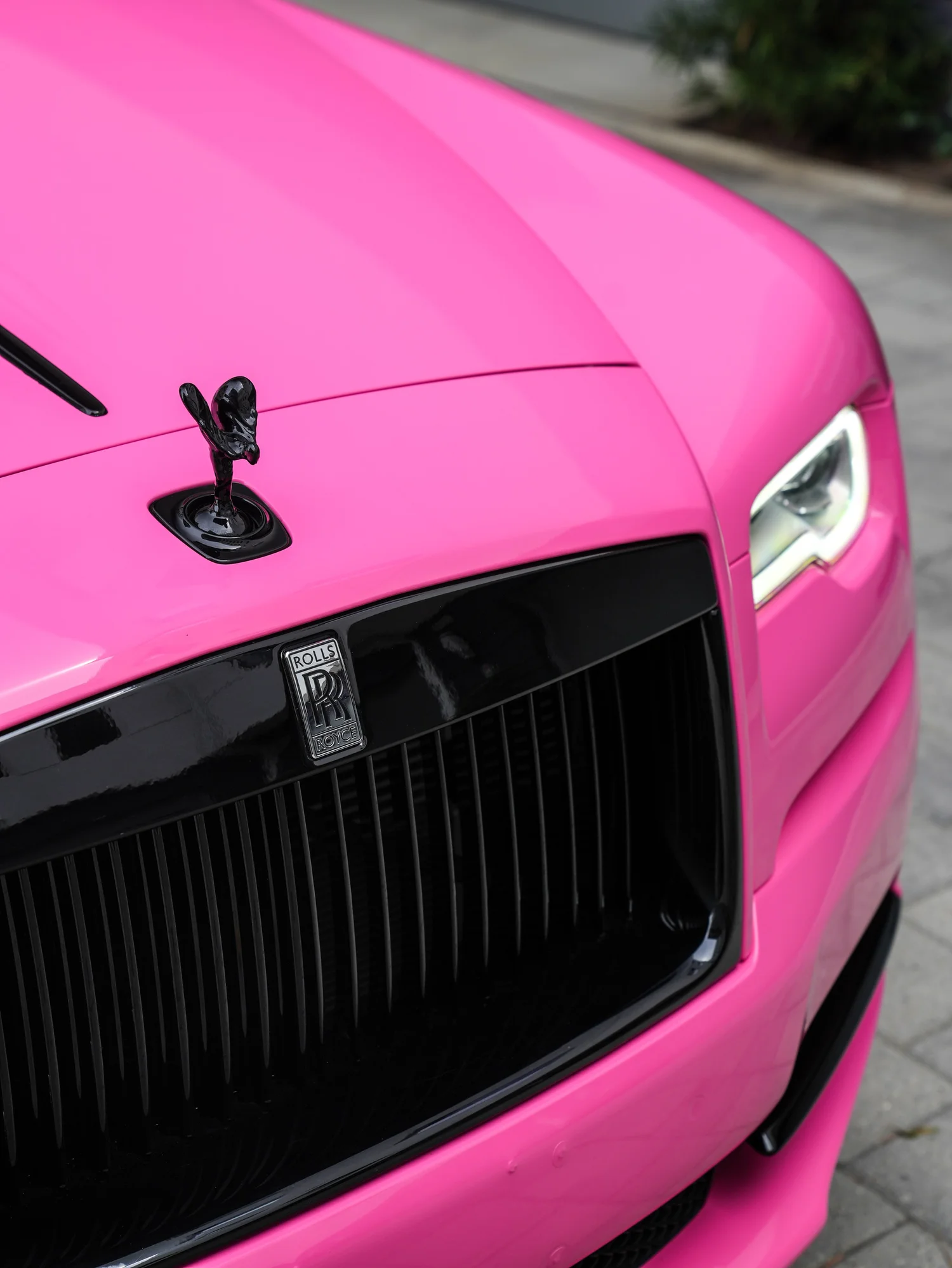 Rolls-Royce Wraith Rose Pink after Vinyl Wrap, front grille detail