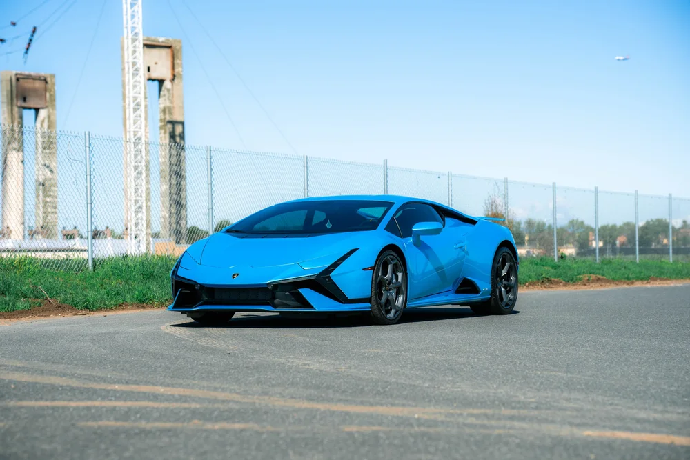 Blue Lamborghini Huracán Tecnica in a complete low front three-quarter view with grey wheels
