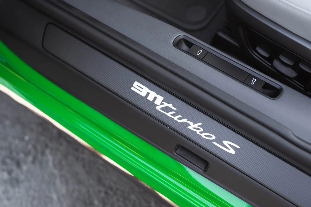 Signal Green Porsche 911 Turbo S, 911 Turbo S door-sill lettering beside the green body edge