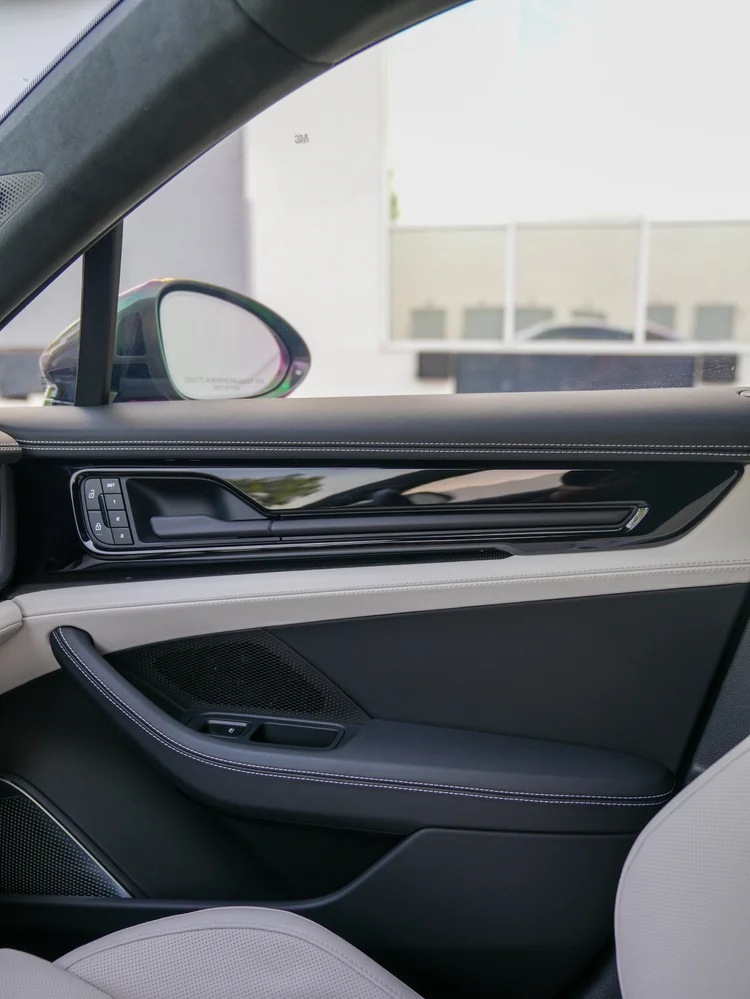 Door panel, side glass and mirror of the Panamera viewed from the cabin