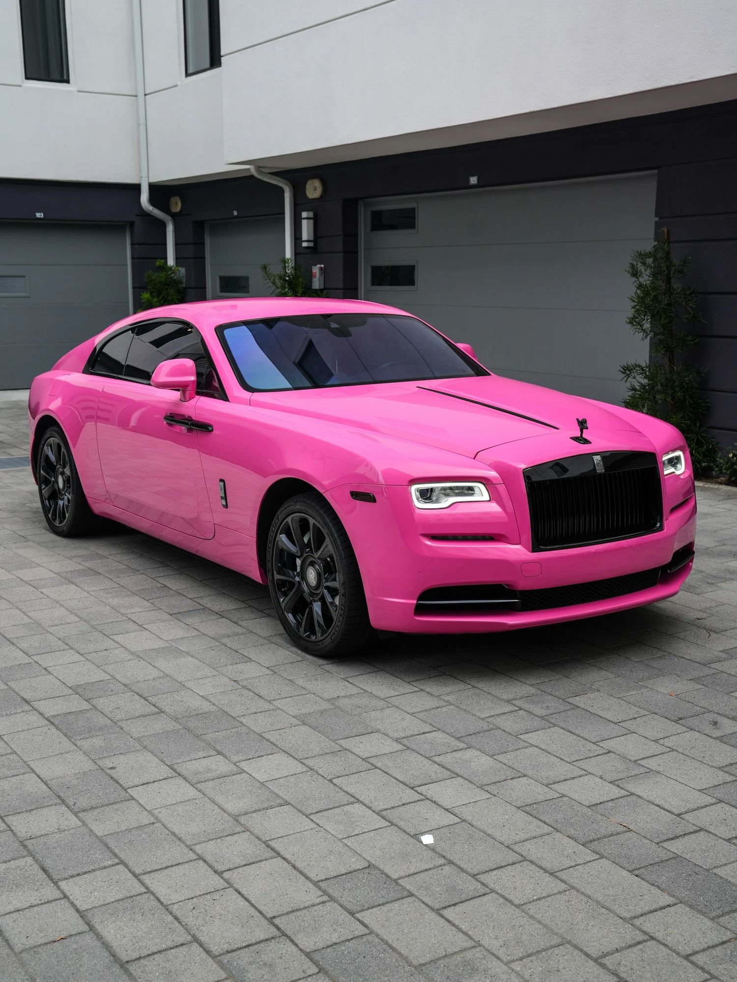Rolls-Royce Wraith Rose Pink after Vinyl Wrap, front-right three-quarter view