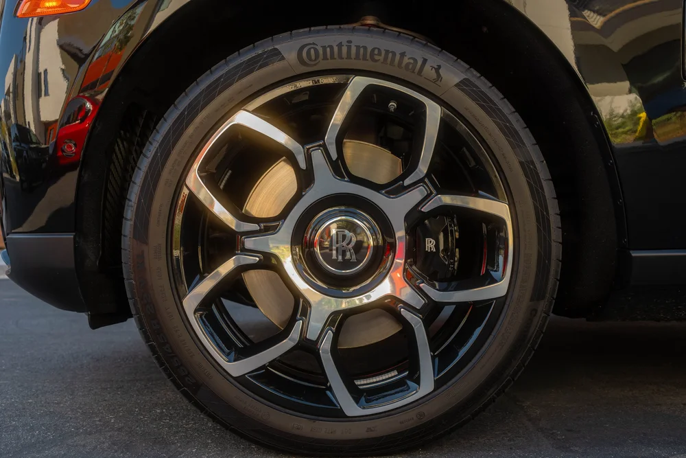 Black Rolls-Royce Cullinan Black Badge with Two-Tone Wheels — close two-tone wheel styling with bright spoke outlines, dark recesses and RR center emblem