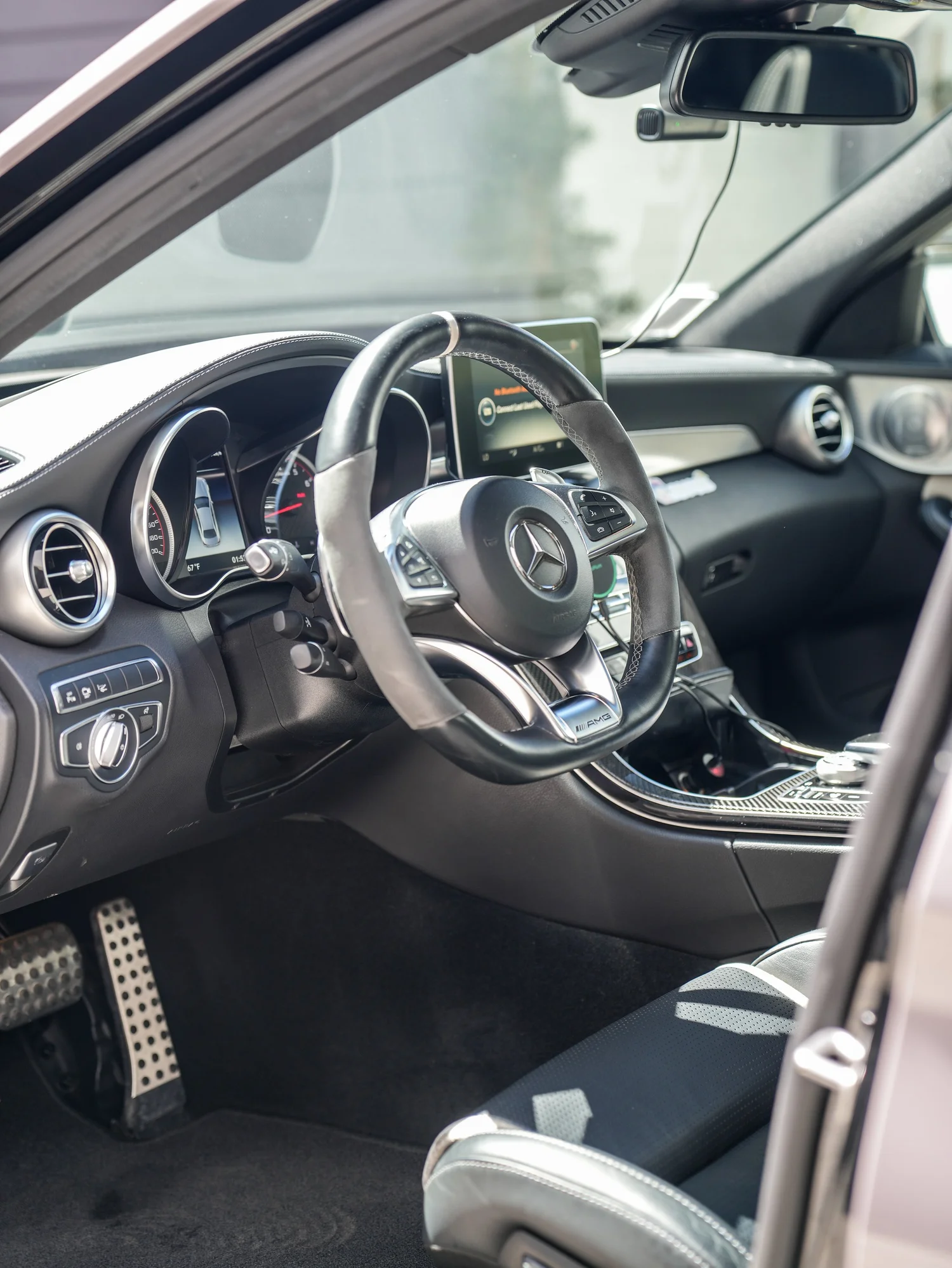 Mercedes-AMG C 63 S Inozetek Pigeon Grey after Vinyl Wrap, dashboard and steering-wheel detail