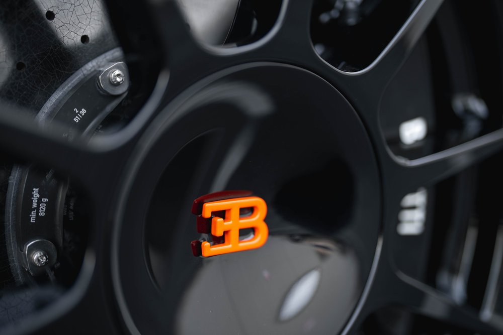 Bugatti Chiron Super Sport 300+ black wheel center with orange EB emblem