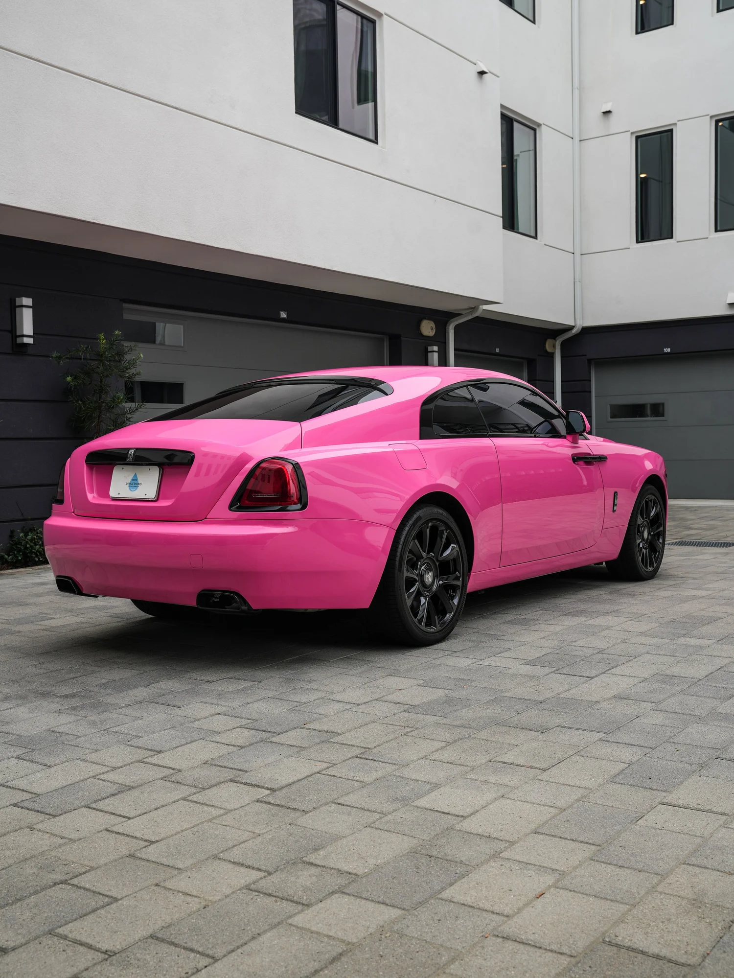 Rolls-Royce Wraith Rose Pink after Vinyl Wrap, rear-right three-quarter view