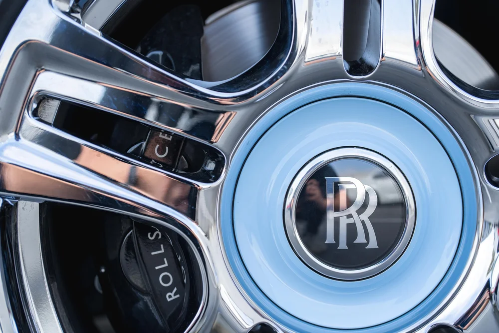 Rolls-Royce Ghost — close bright wheel face and pale-blue center surrounding the RR emblem