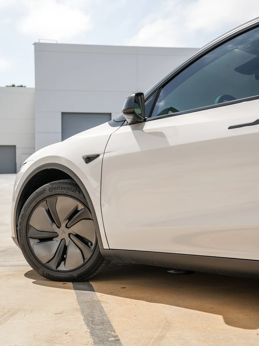 Chalk Grey Model Y front fender, wheel and black mirror detail