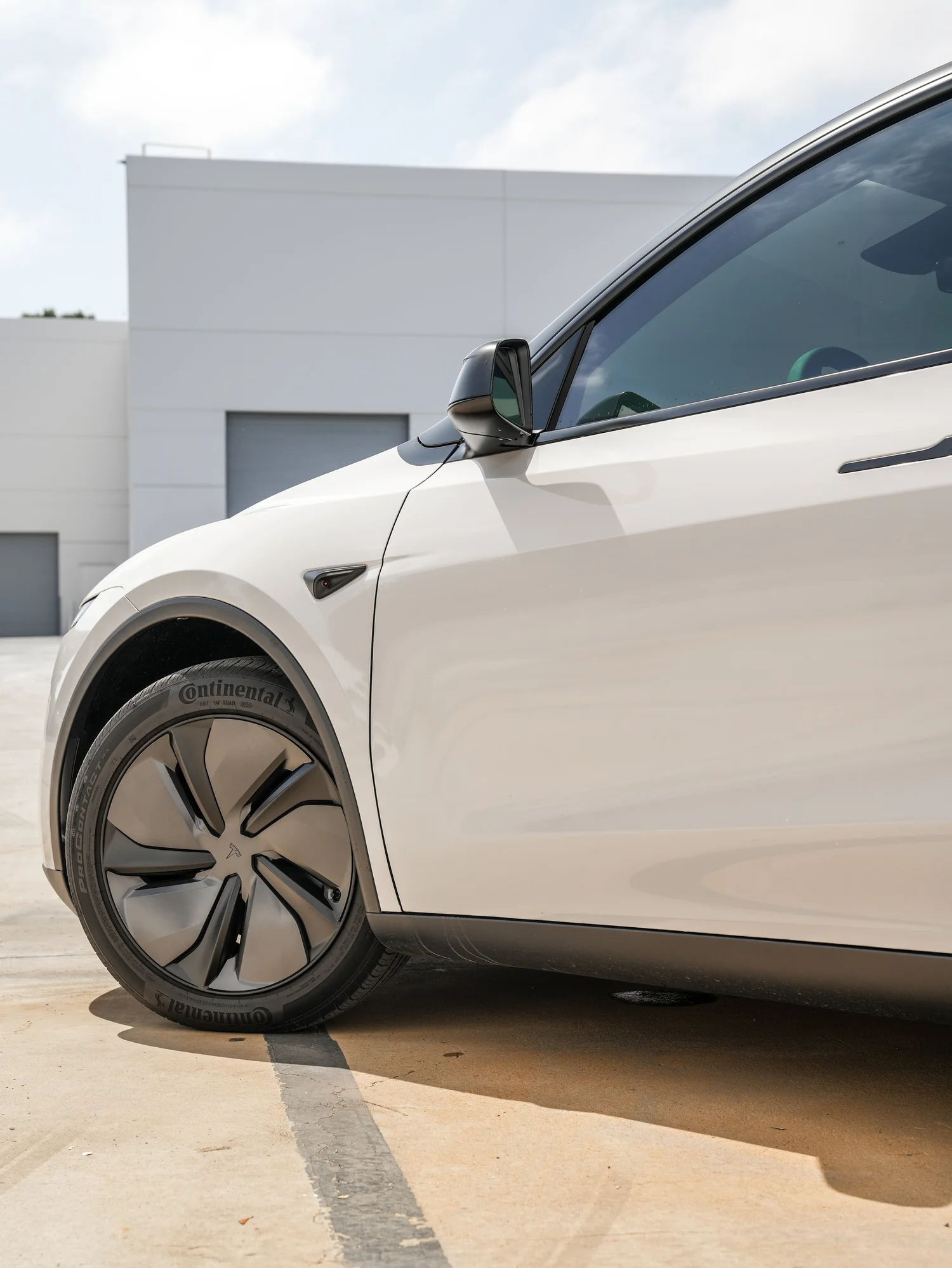Tesla Model Y Chalk Grey Wrap after Vinyl Wrap, front-fender and wheel view