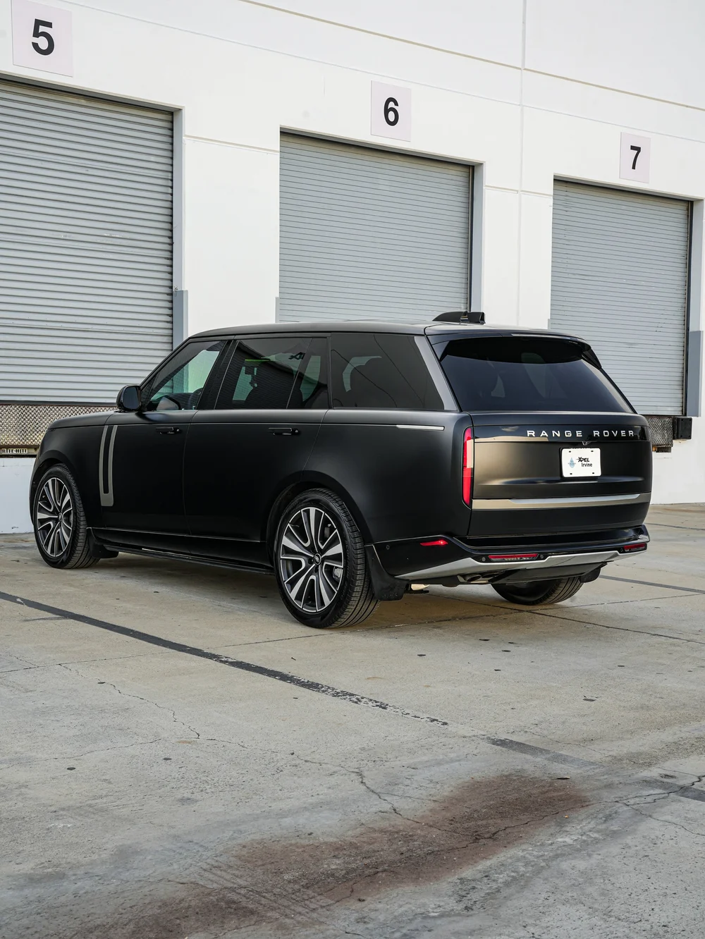 Complete rear three-quarter view of the black Range Rover, with dark glass, silver trim and the rear bumper.