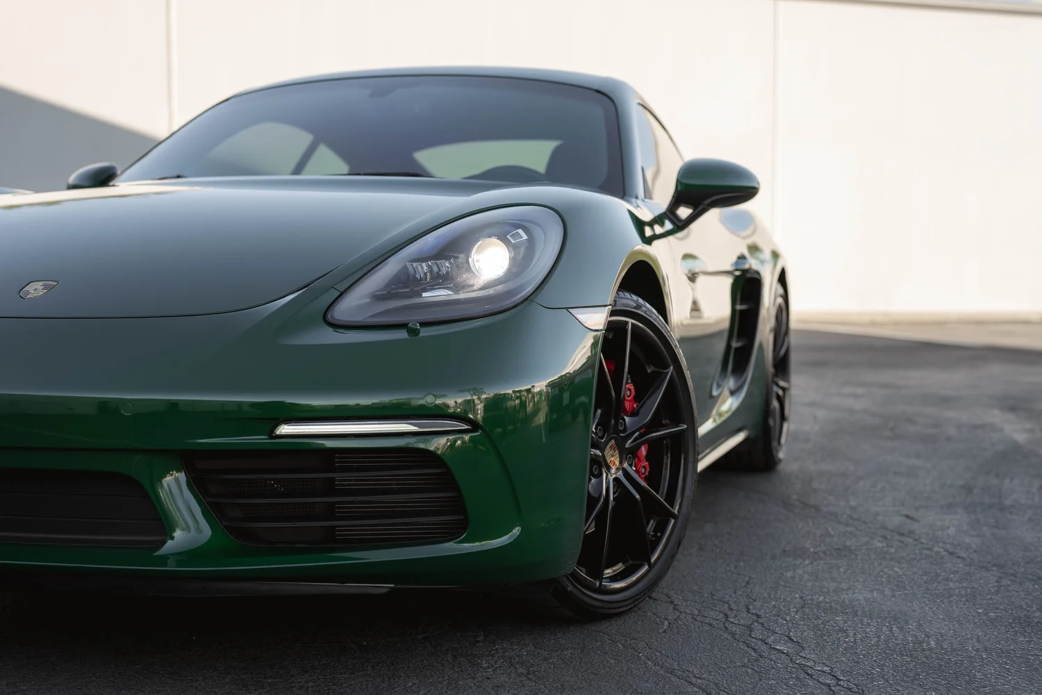 Porsche 718 Cayman S Racing Green after Vinyl Wrap, front wheel and body view