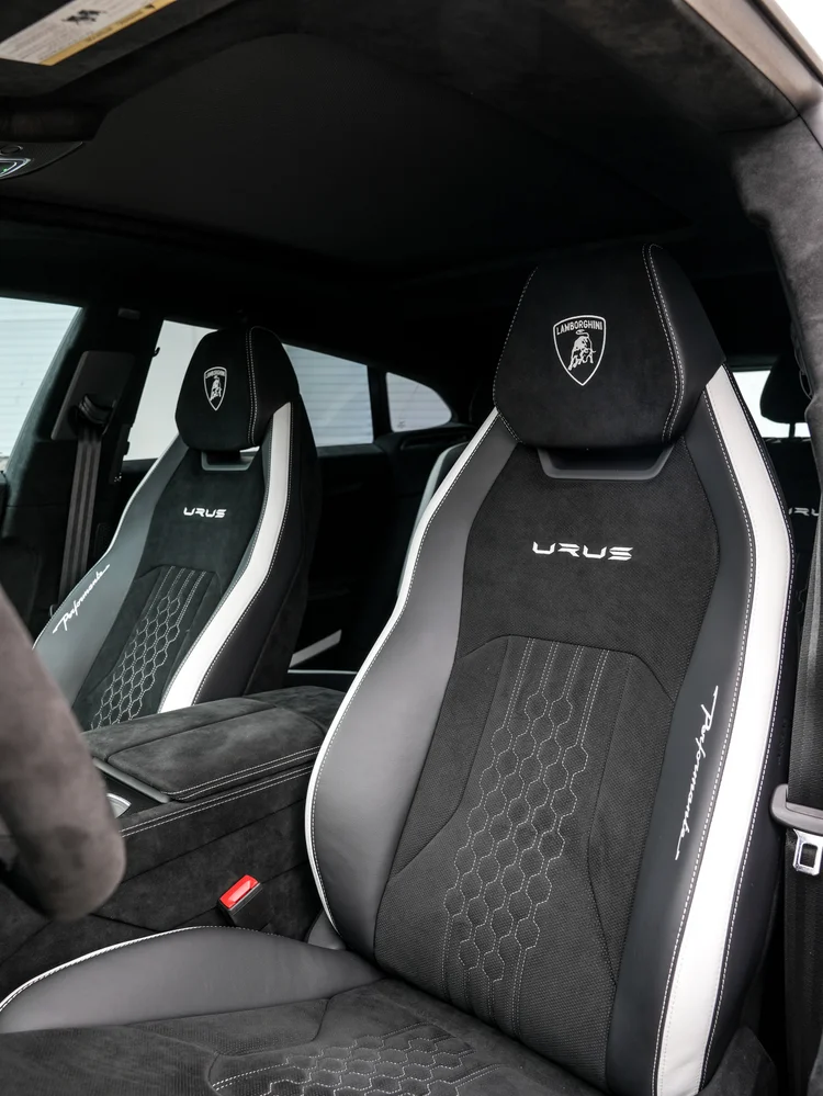 Dark front seats with bright edge panels and stitching, Lamborghini crests, URUS embroidery and Performante lettering.