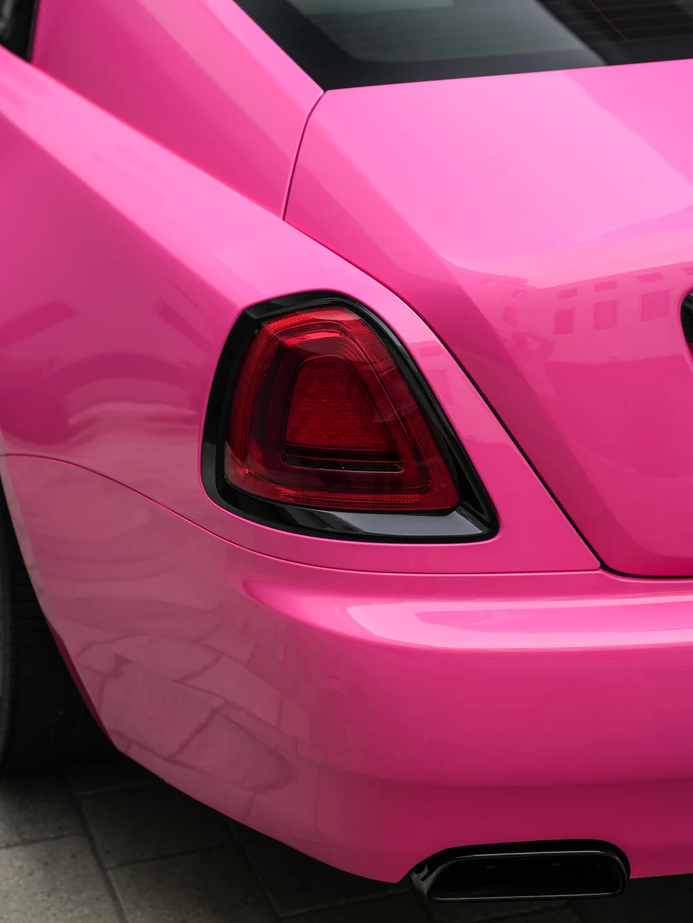 Rolls-Royce Wraith Rose Pink rear corner, taillamp and trunk-panel detail