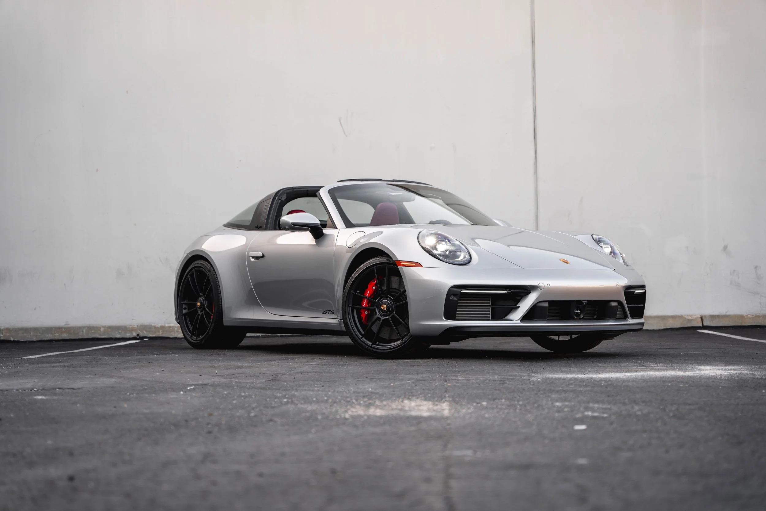 Full front three-quarter view of the silver Porsche 911 Targa 4 GTS with black wheels