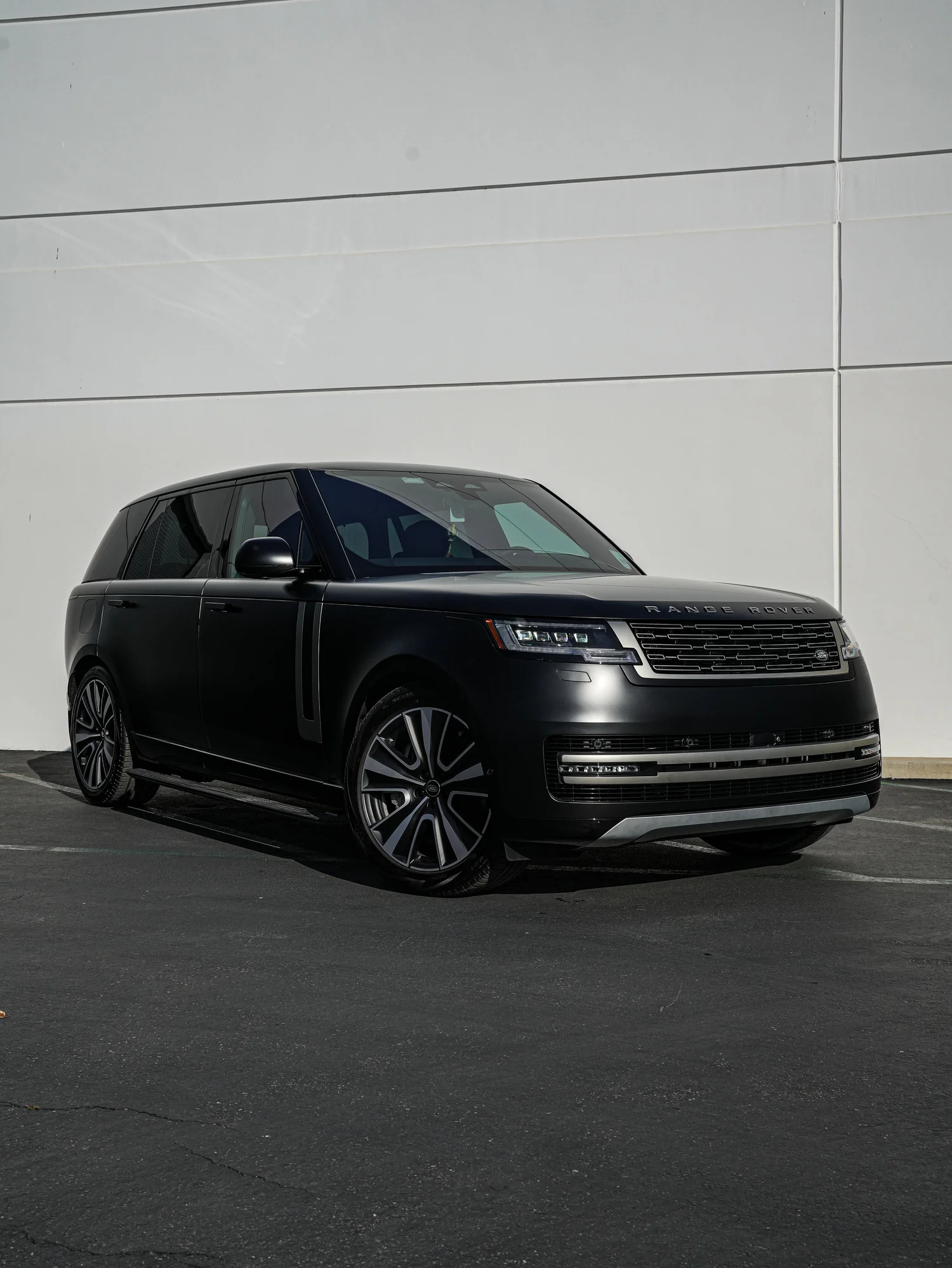 Complete front three-quarter view of the black Range Rover, with silver grille trim, dark glass and two-tone wheels.