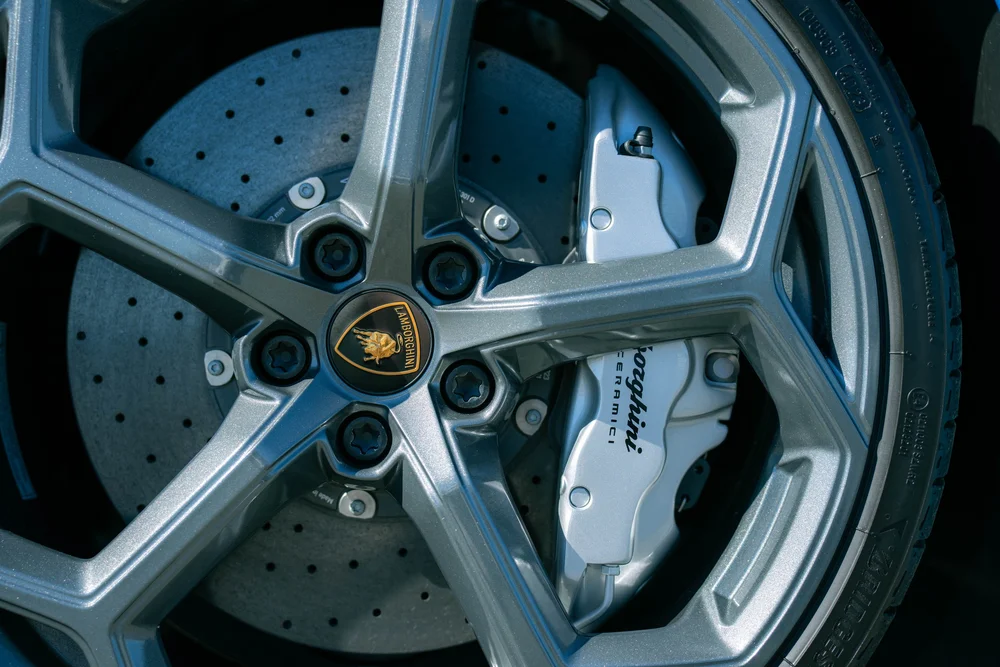 Lamborghini grey wheel, bull centre cap, silver brake caliper and drilled brake disc