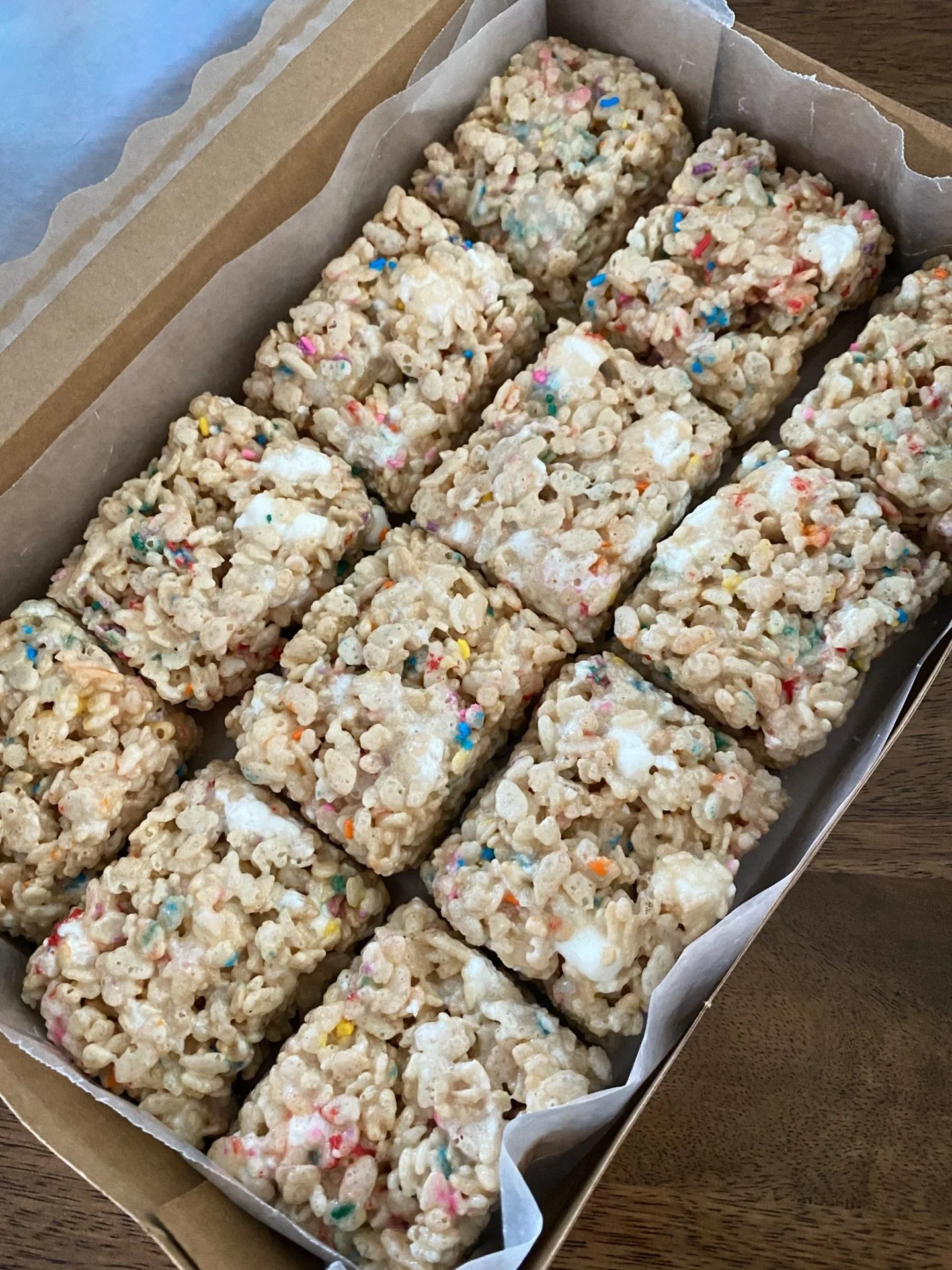 Bringing the birthday party vibes with these cake batter confetti marshmallow squares. 🧁