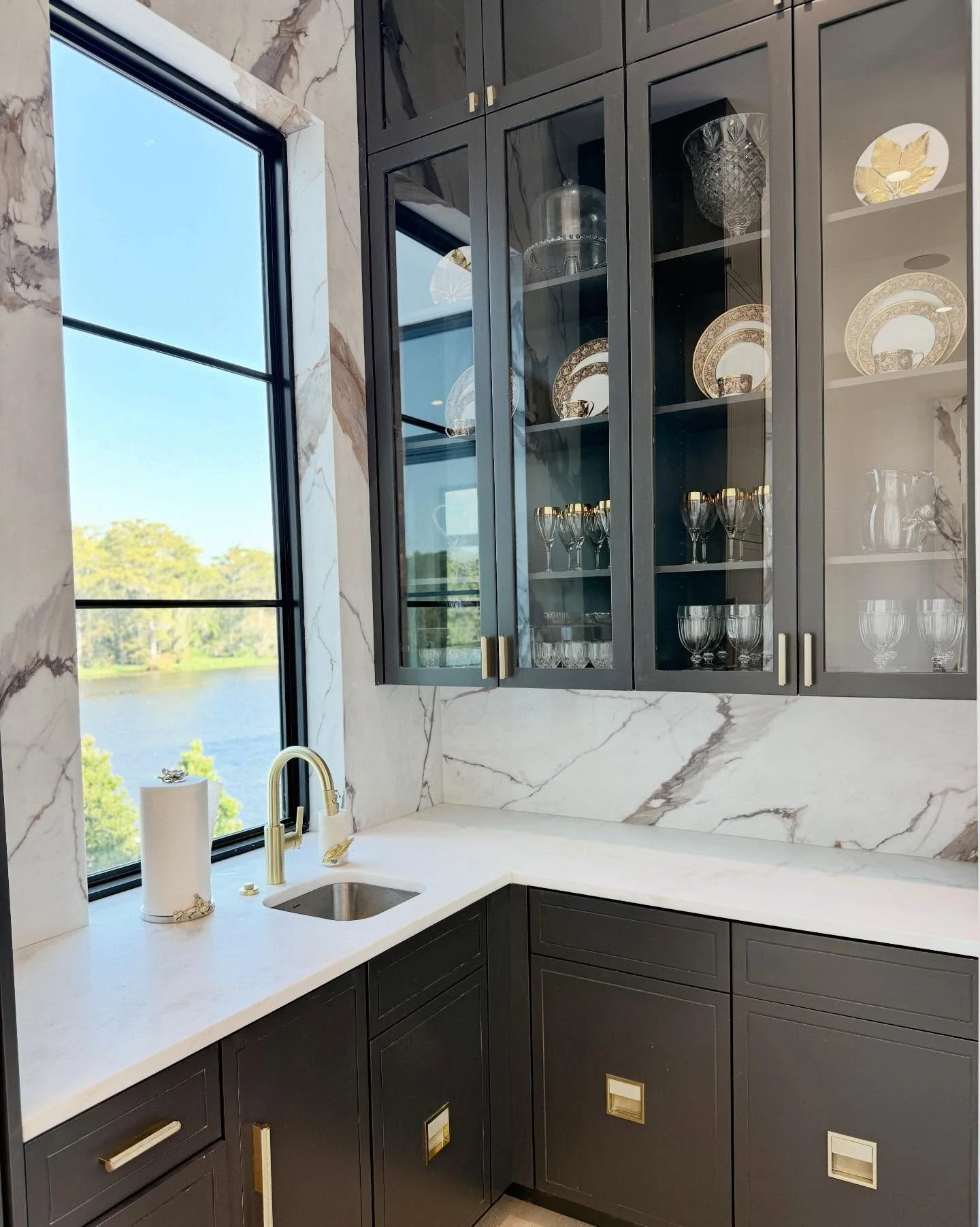 New Year, Elevated Entertaining 🥂 

A refreshed bar and organized chinaware make hosting feel effortless all year long because a little intention now goes a long way later!

Are you ready to entertain &amp; ring in the New Year?