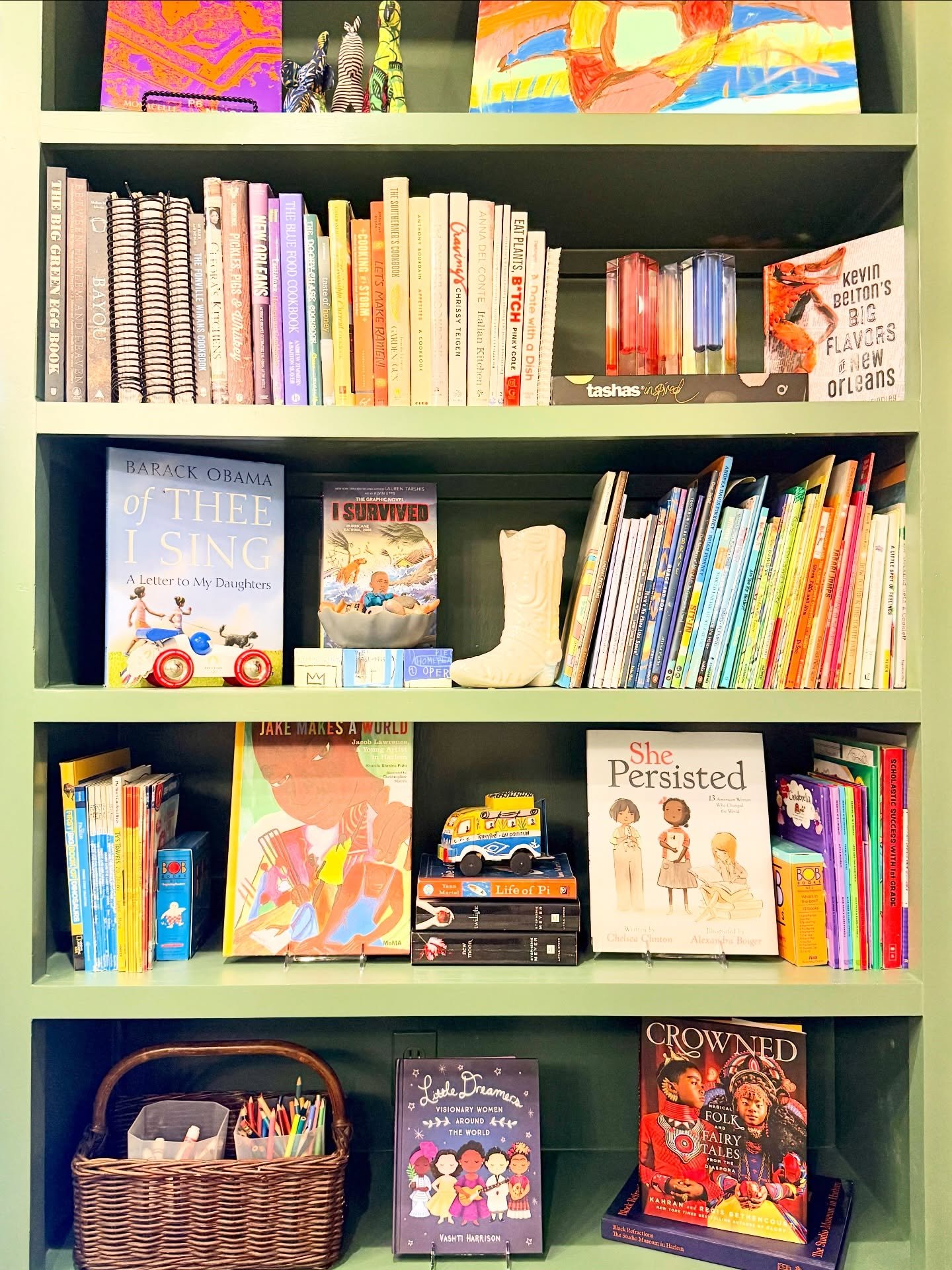 Inspiration really is everywhere.

When shelves are organized and thoughtfully styled, they become more than storage, they support daily life. This bookshelf lives in a family room where homework happens, creativity shows up, and everyday moments unf