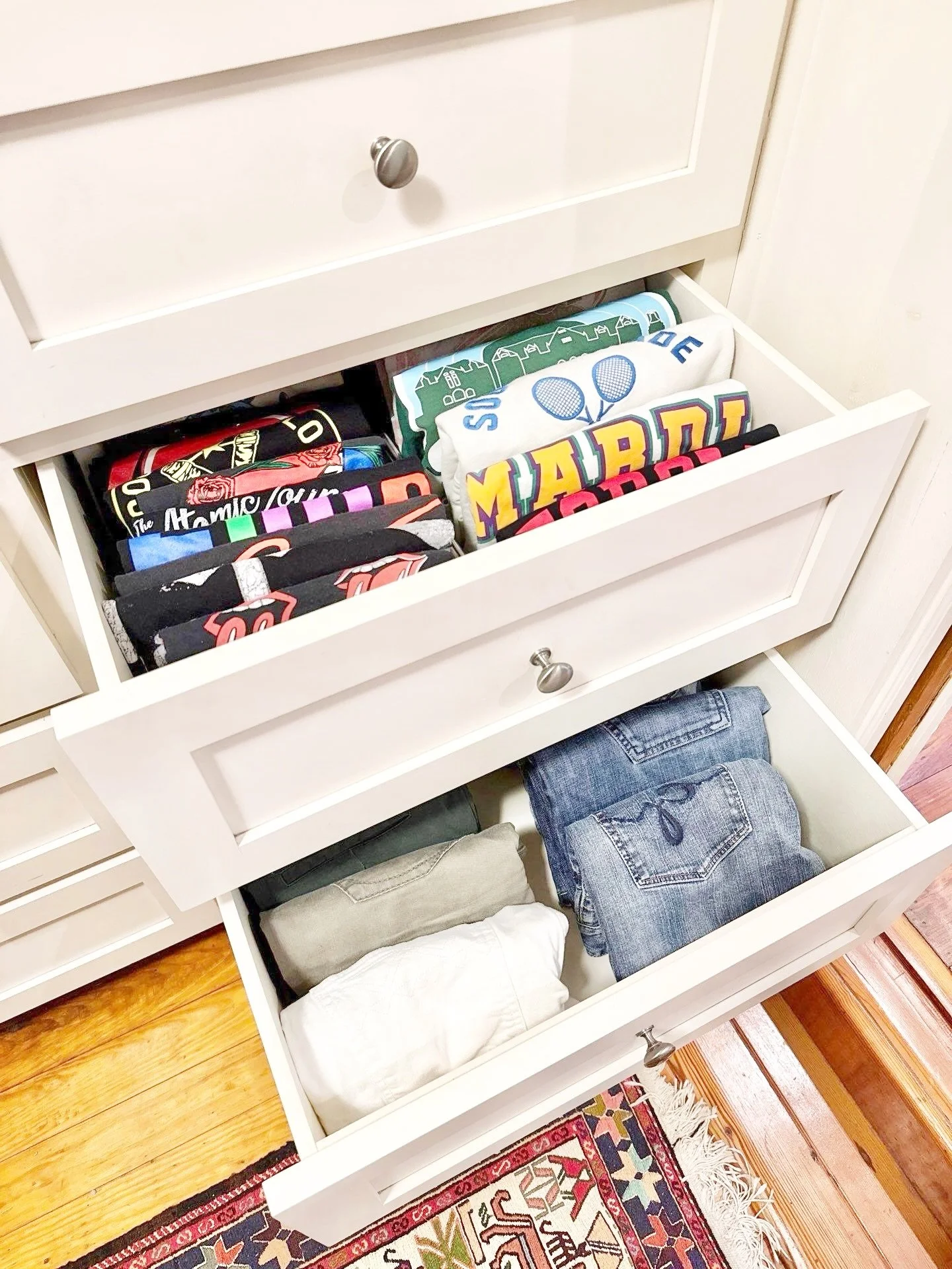 There&rsquo;s no denying this closet looks beautiful, but that&rsquo;s not the best part !✨

The best part is how easy it is to live with.

When there&rsquo;s breathing room, there&rsquo;s space for everything.

Putting clothes away is simple, not st