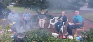 Grillen vor      der Kirche