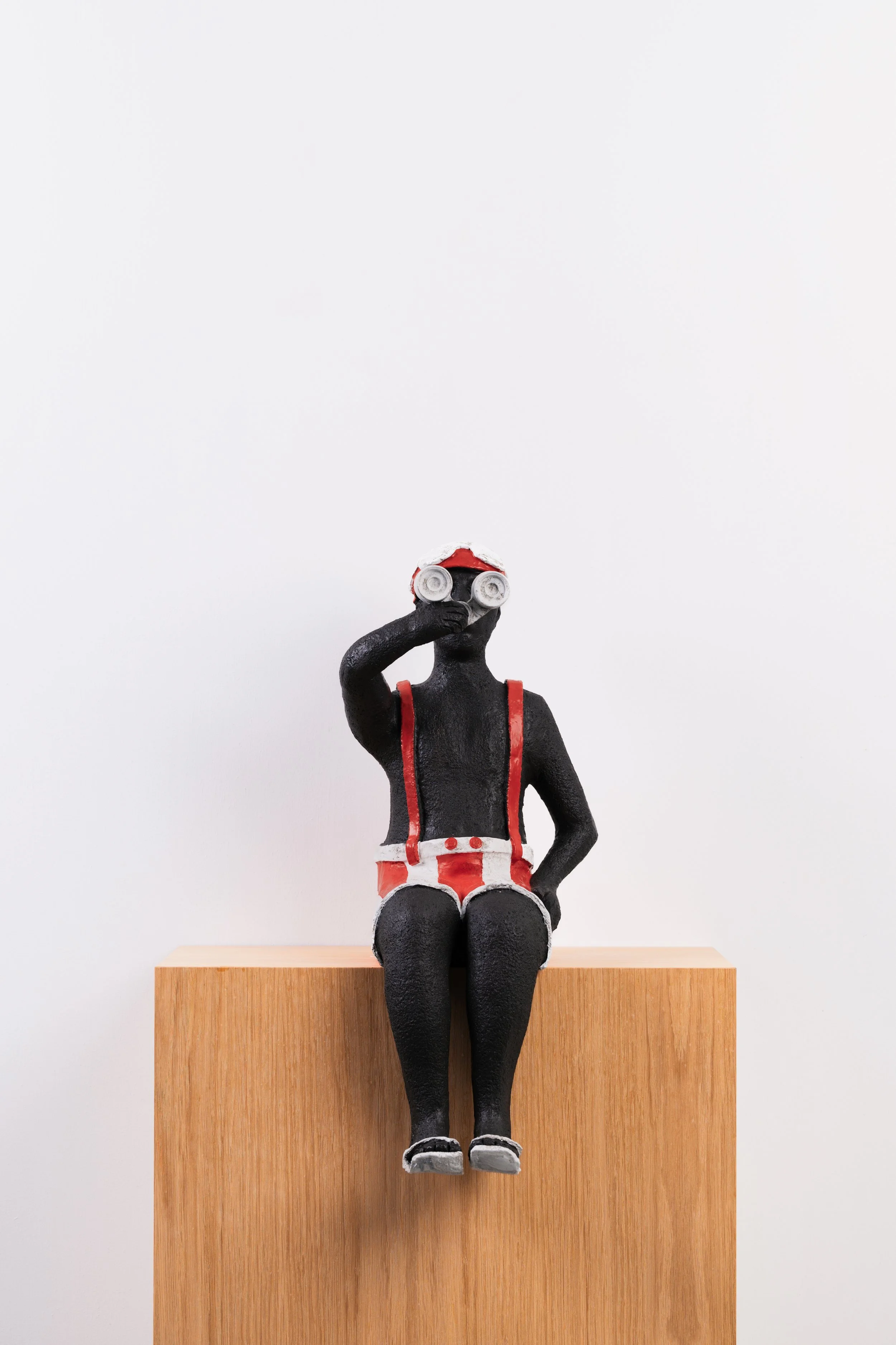 Man met korte verrekijker