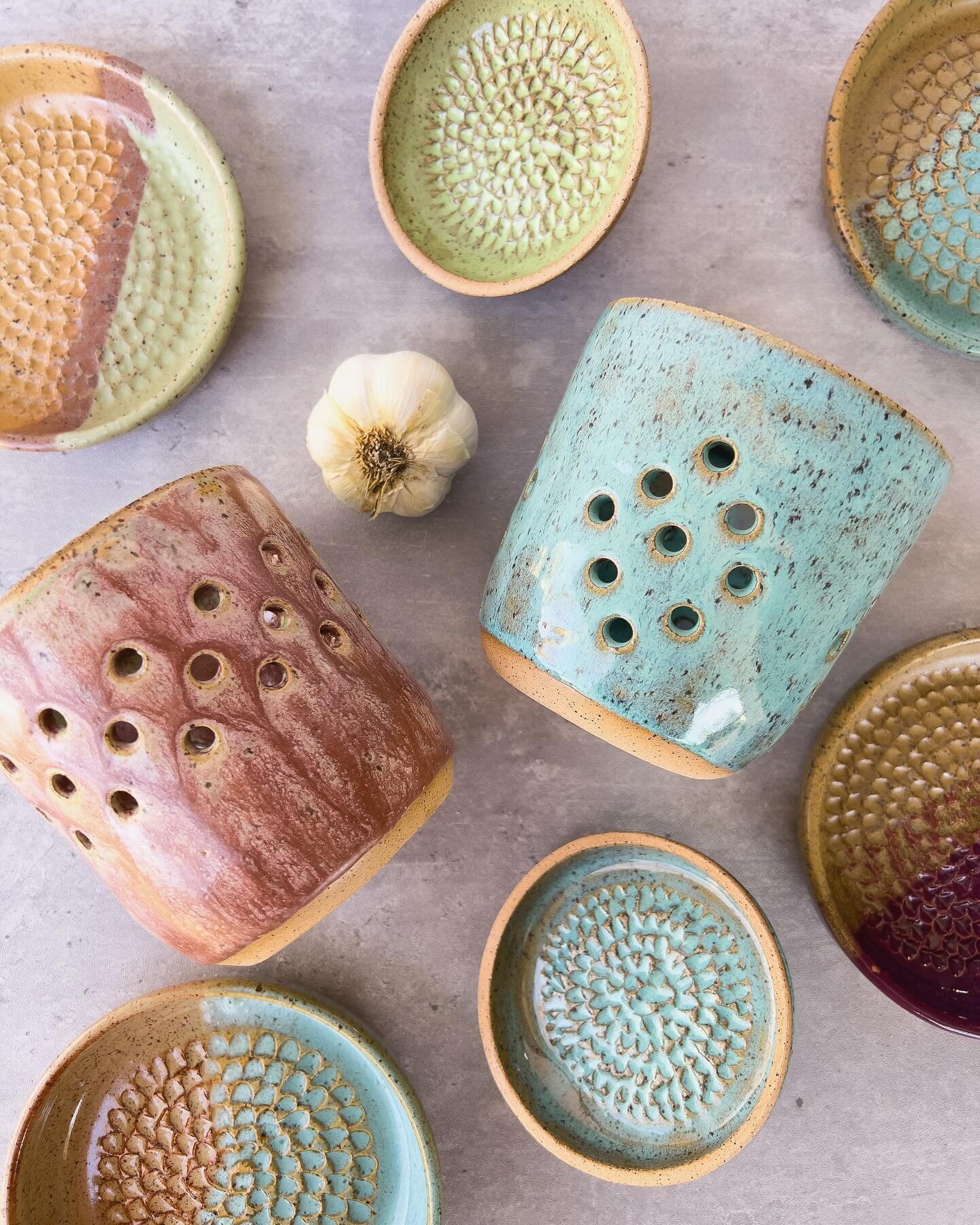 All things garlic! 🧄 These garlic keepers keep your garlic fresh for months and the plates can grate anything from garlic, ginger, nutmeg, hard cheese, or even chocolate! My favorite thing to do is to grate some garlic, add oil and vinegar and then 