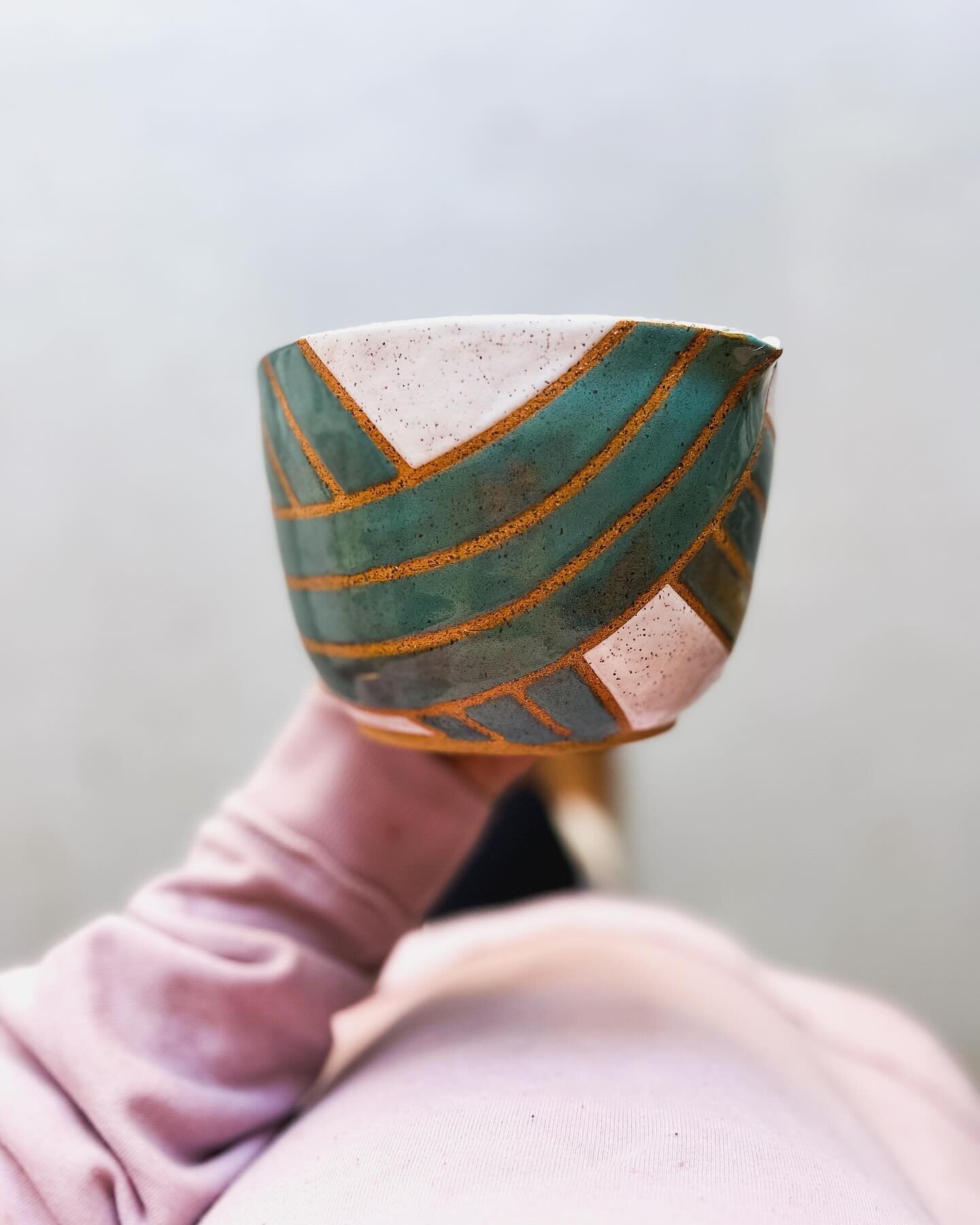 Happy Friday! Sharing this lovely speckled tape resist noodle bowl I created recently before a busy weekend. 

I just love the blue and white combo and the movement in the lines. Can you picture eating your noodles out of this? 

#handmadebowls #spec