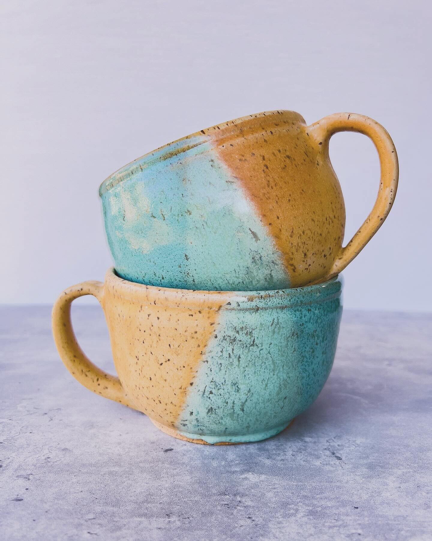 I just can&rsquo;t get over the beauty of this glaze combination. I can&rsquo;t decide if it should be called breaking waves or sand and sea. 🌊 ⏳🐚 What do you think? 

#oceanlovers #breakingwaves #handmadepottery #ceramicsstudio #charlestonlife #ha