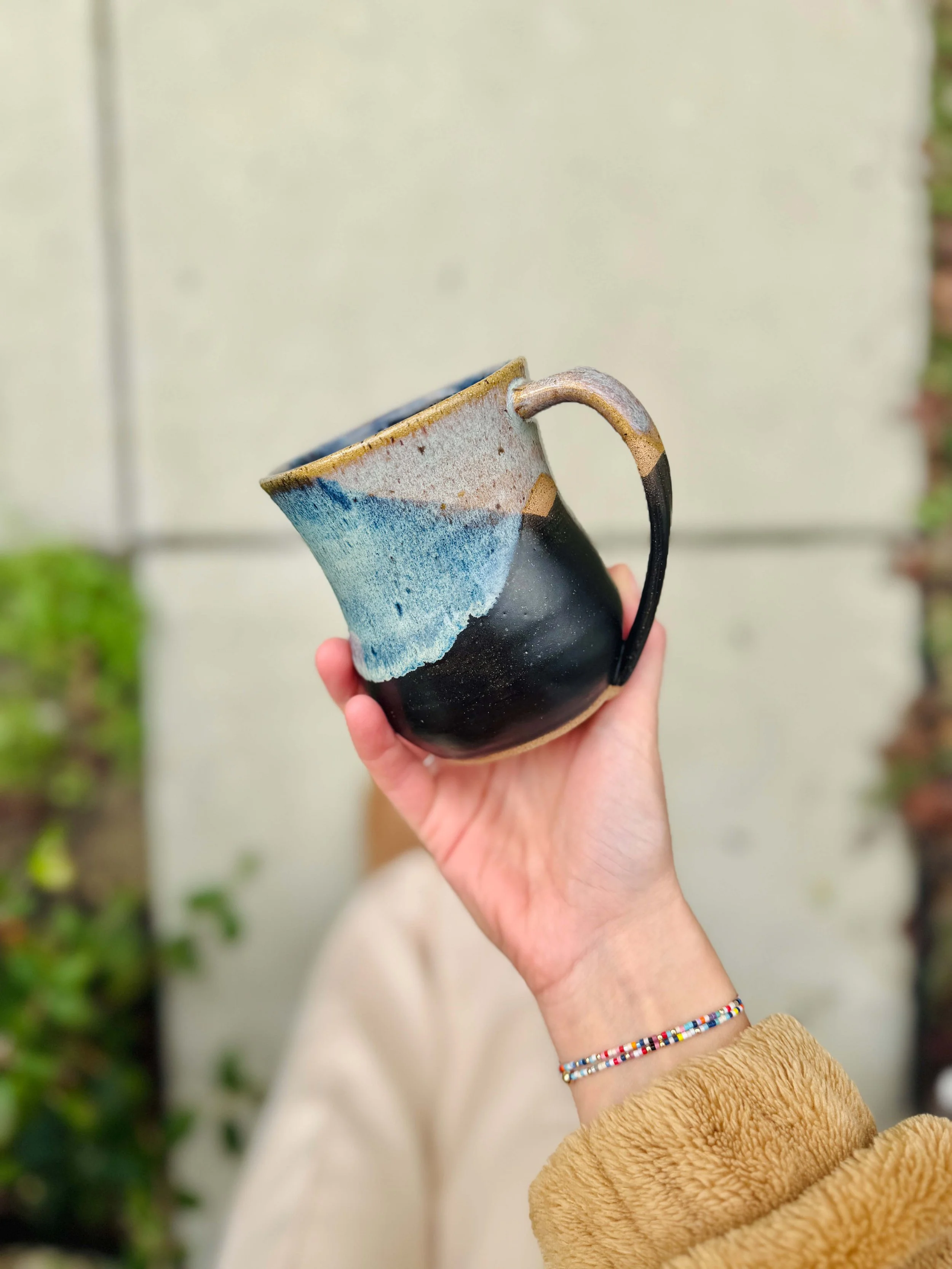 Black Sand Beach Round Mug