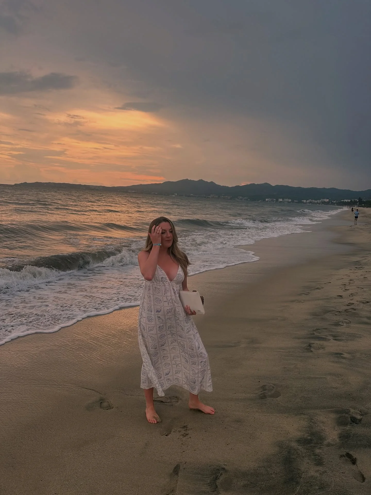 Sunset on the beach > burnout on the laptop.
Paid for by logos, long nights, and lovely clients - cheers to building a business that buys me plane tickets and all you can eat chip & dip. Grateful, grounded, and slightly sunburnt x
#logodesig
