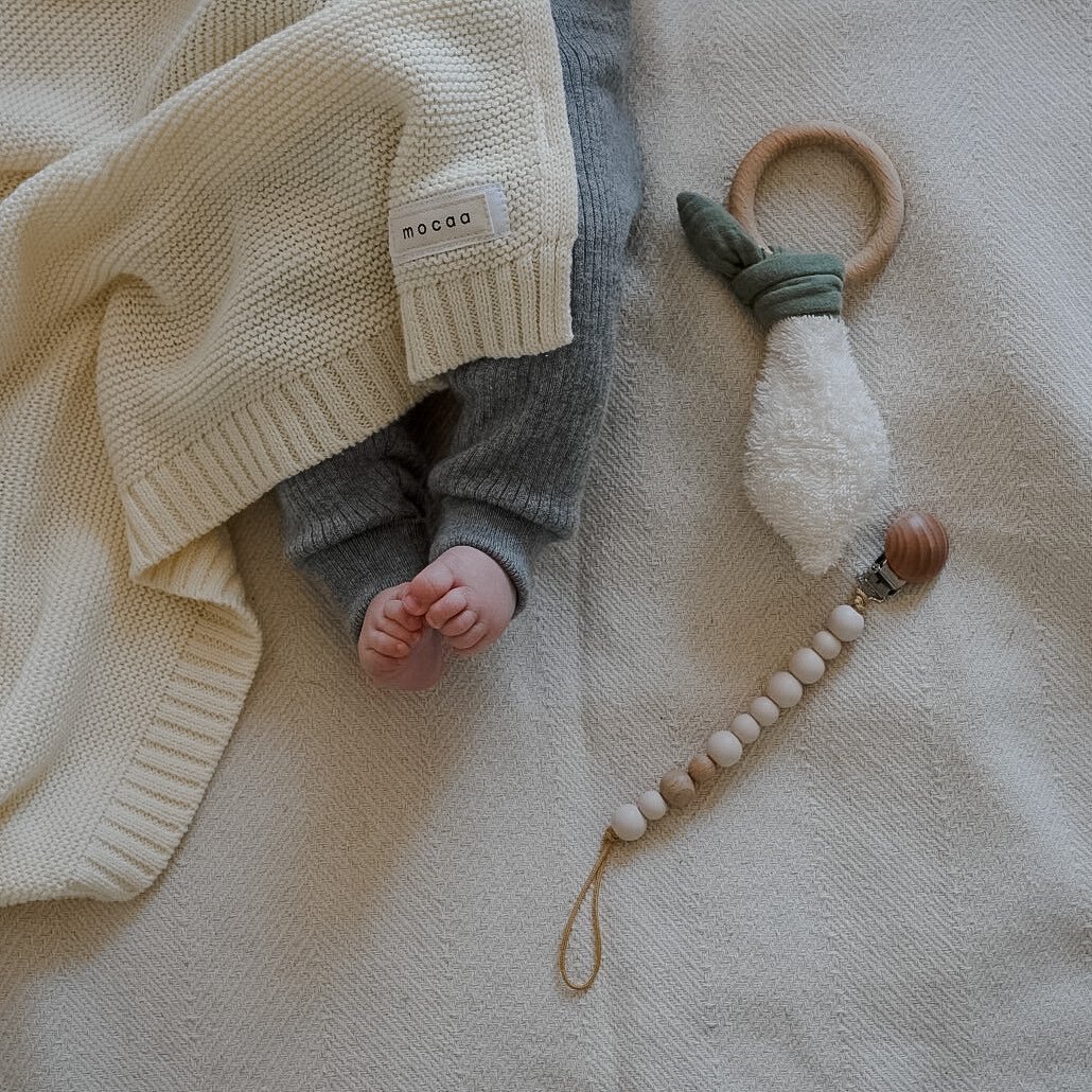 🎁 GIVEAWAY 🎁
We are so happy to give away a selection of our favorite Baby essentials!

[Ad/Anzeige] 
Win a package of one of our favorite kids label @mocaa.the.kids.label including: 
- A knit blanket vanilla
- A rattle teether &ldquo;little lemon&