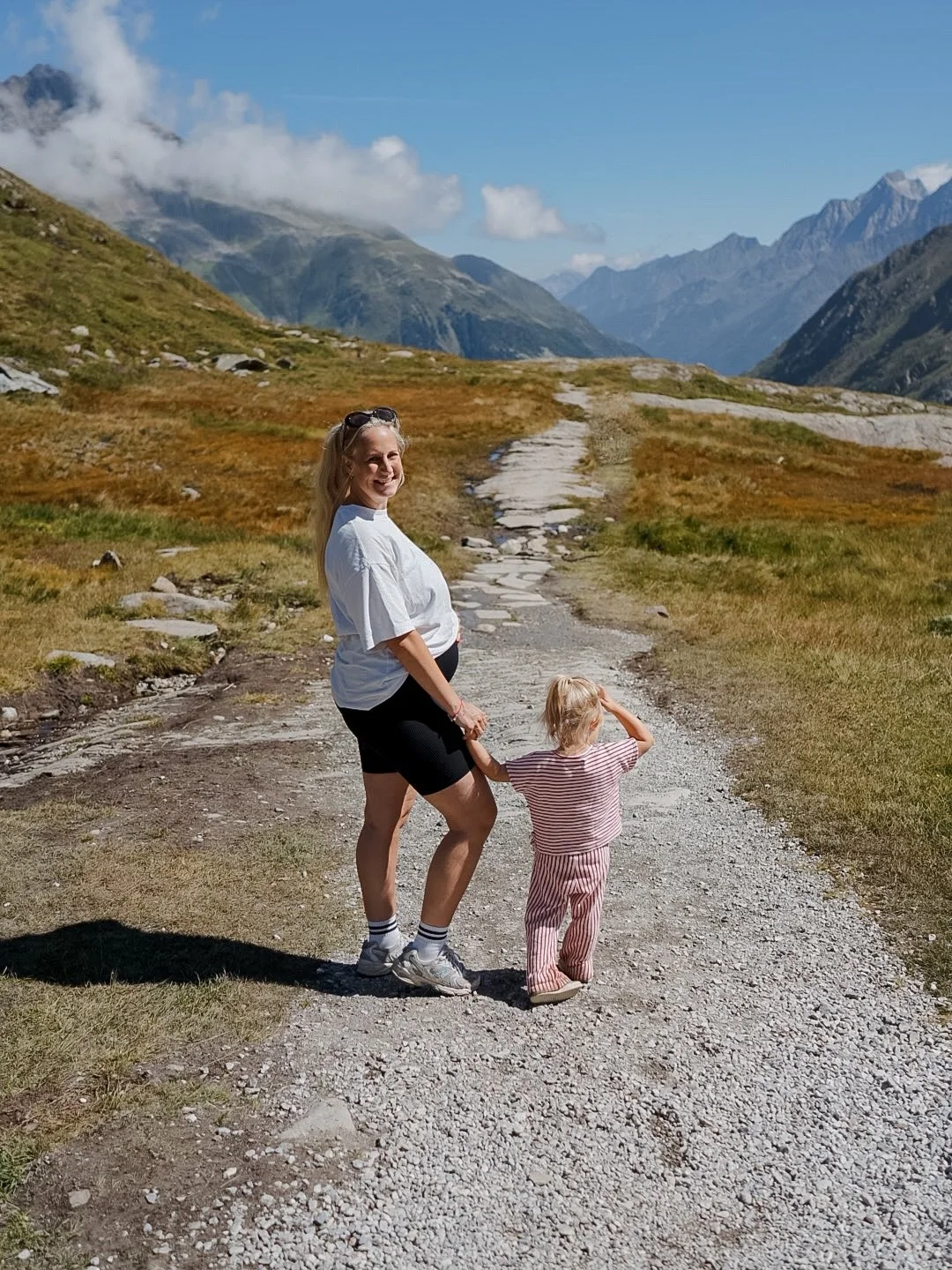 Wir genie&szlig;en unsere Zeit im Stubaital sehr! 🗻 ☀️ 
[Anzeige] Hier gibt es so viel zu entdecken und zu erforschen&hellip;
Zum Beispiel eine Gondelfahrt auf den beeindruckenden Stubaier Gletscher und nach dem Wandern bietet sich ein entspannter B