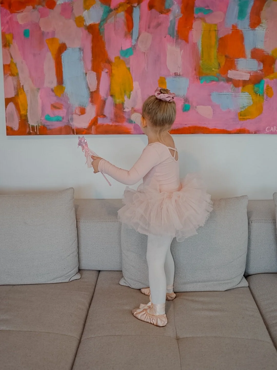 Faschingsdienstag in a nutshell:

zwei Ballerinas im Tutu,
Krapfen und Puderzucker, 
Luftschlangen im ganzen Haus, 
&hellip; und sogar der Hund hat sich (fast)!freiwillig verkleidet.

Mehr Chaos, mehr Glitzer, mehr solche Momente &ndash; genau so mus