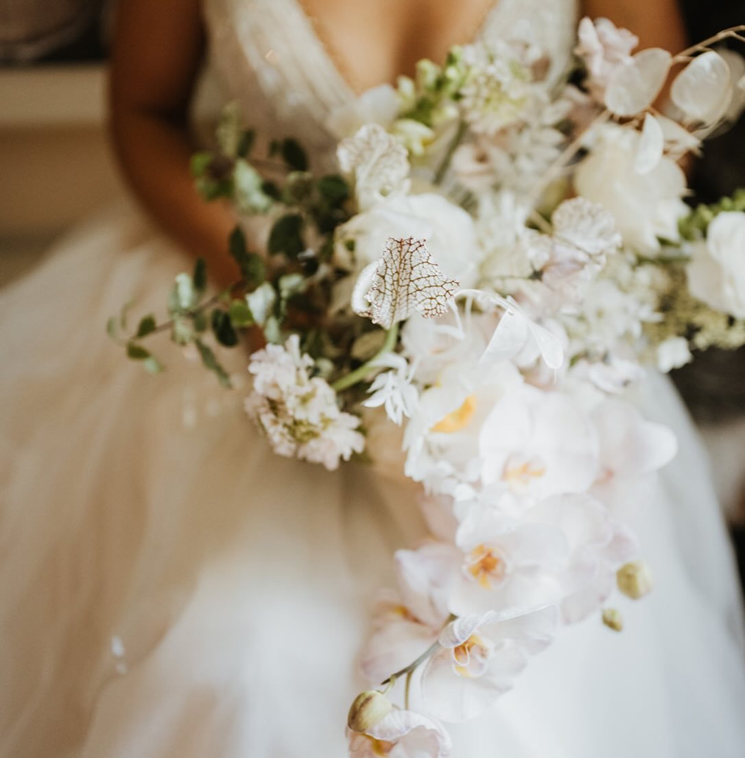 Pure. Bridal. Elegance. In. Bloom.
This one stopped us in our tracks when we saw it!
⠀⠀⠀⠀⠀⠀⠀⠀⠀
Lets chat all things bridal bouquets today: 
-hold your bouquet low (think hands at your belly button). It will keep your shoulders relaxed, show off your 