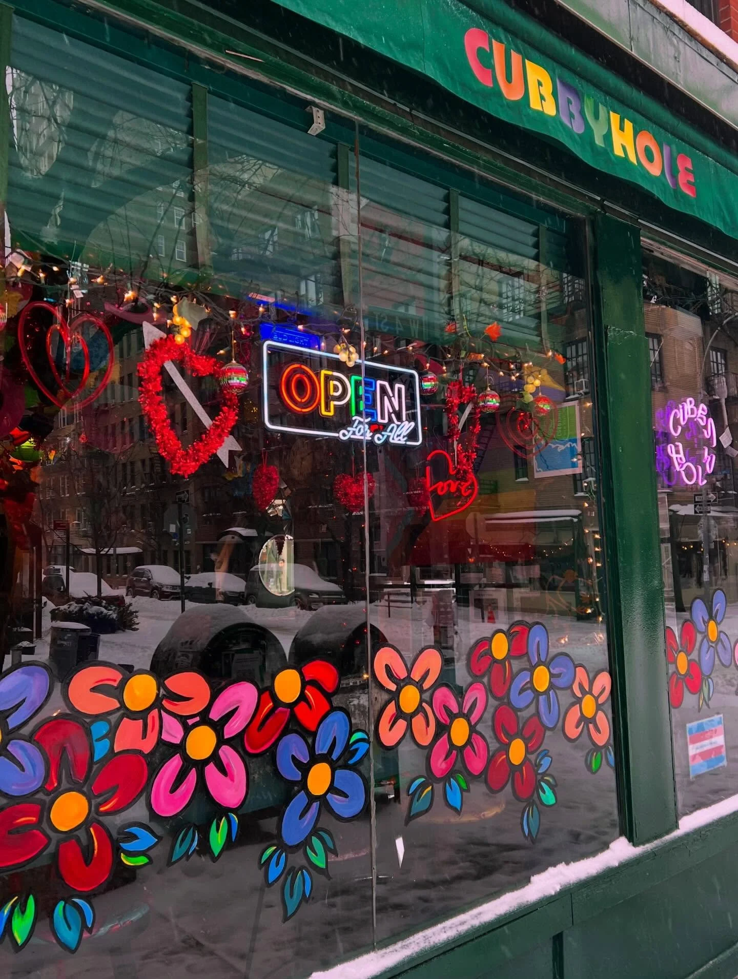 it&rsquo;s an apr&egrave;s ski day @cubbyholebar ! 

SNOW STORM SPECIAL - cozy up at cubby and get a hot cocoa &ldquo;for the road&rdquo; while supplies last 

open 2pm til at least 7, check stories for closing time updates

we got treats and games c