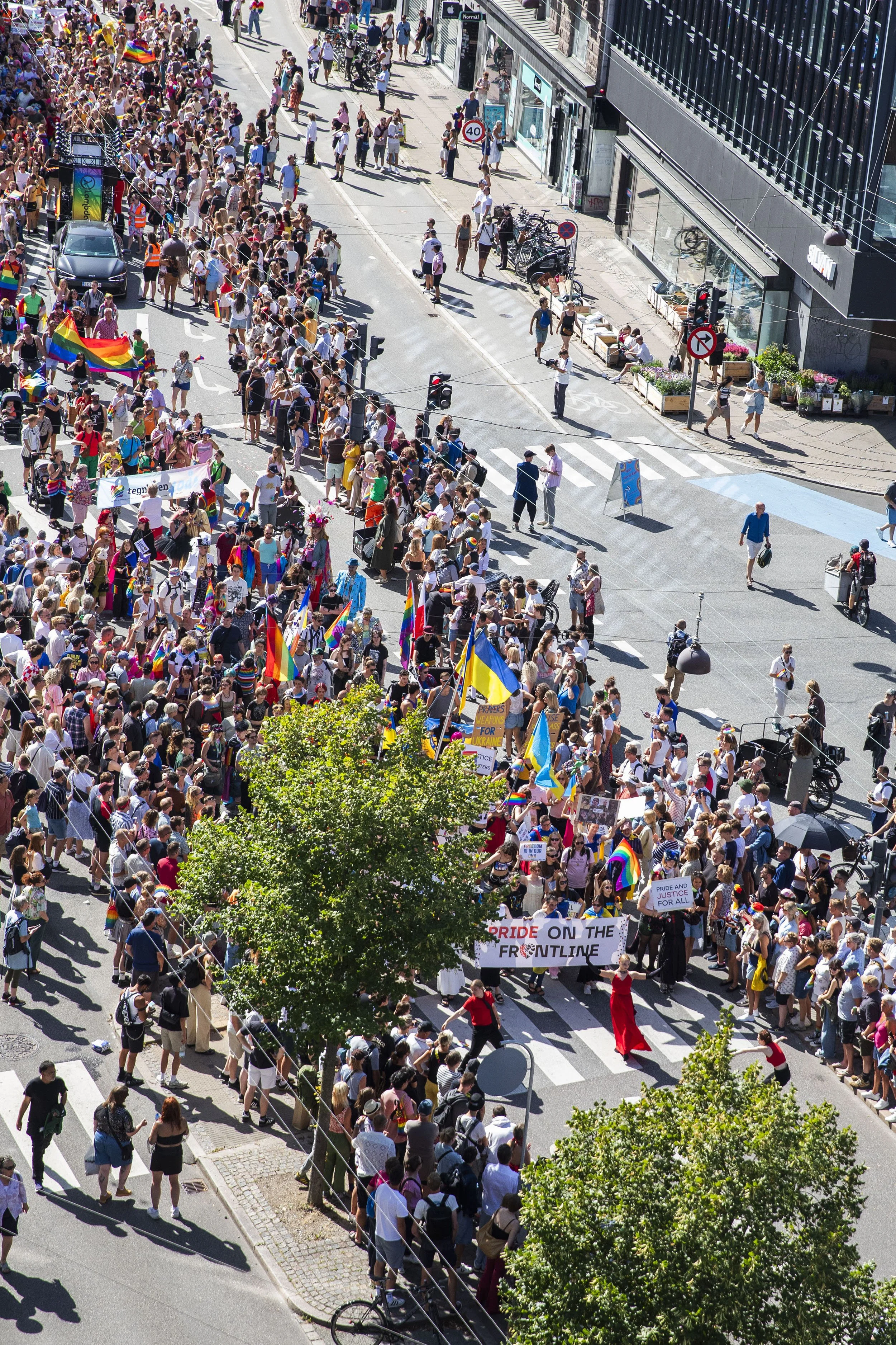 319_LoveisnotacrimeXRotate_PrideParty_aug2025_Helenalundquist_616A7105.jpg