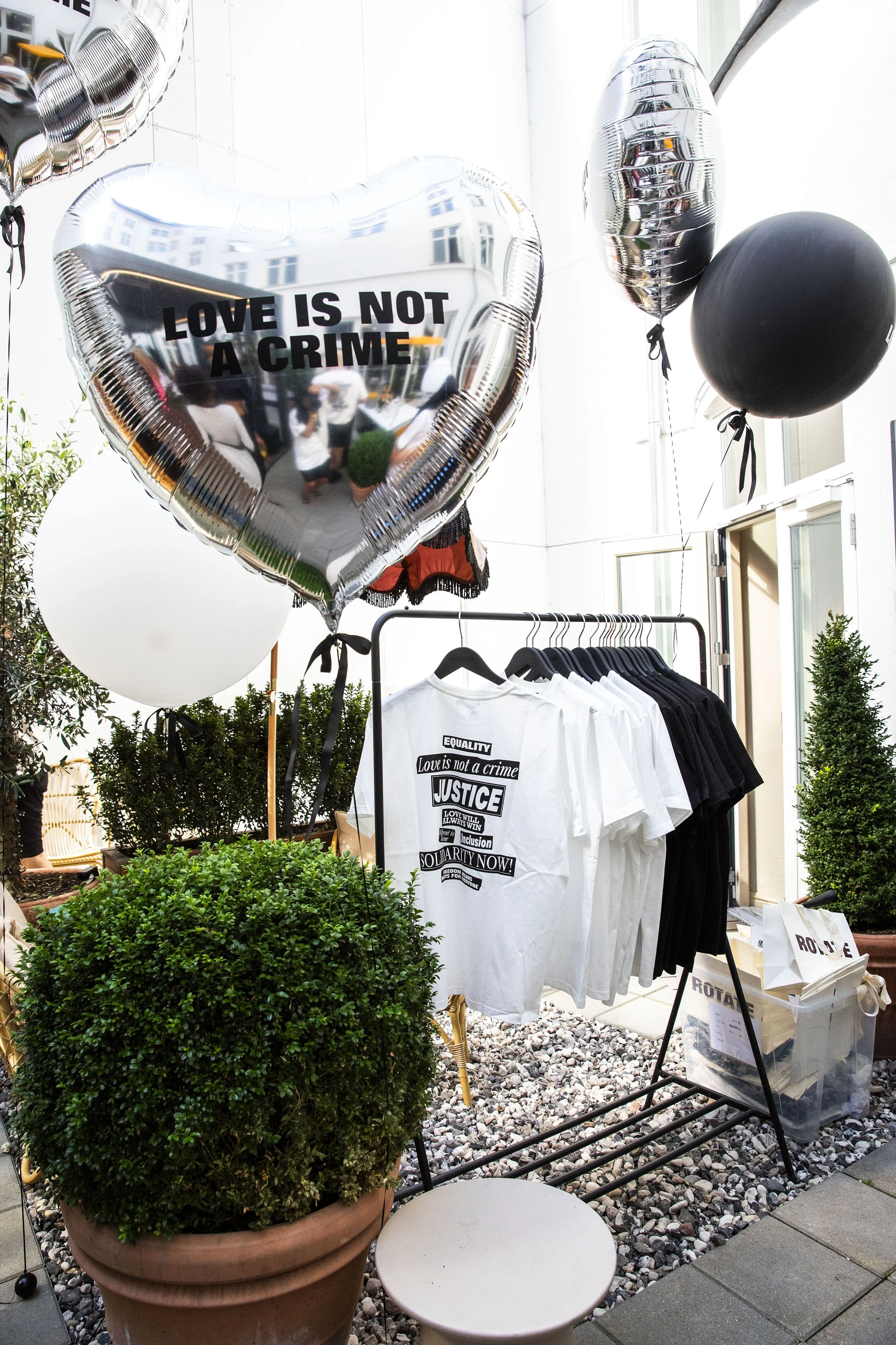 56_LoveisnotacrimeXRotate_PrideParty_aug2025_Helenalundquist_616A6016.jpg