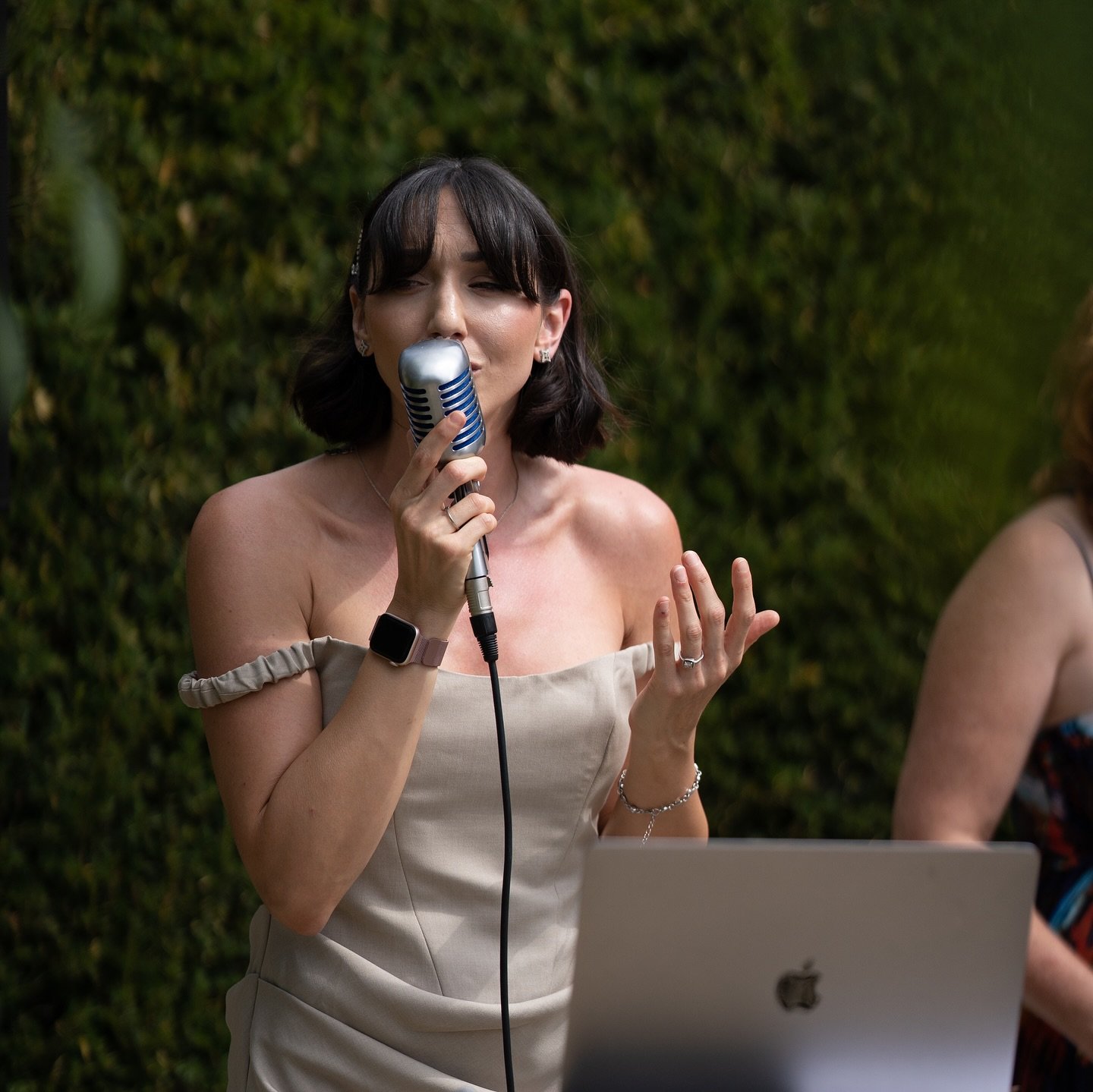 When you get sent pics like these 😍 Thank you @greenhillphoto 📸 

From L&amp;J&rsquo;s wedding at @oxleazebarn a few weeks ago! ☀️🎷

Swipe for the lovely @caz_on_sax 🎷 who I loved working with for the drinks reception and evening party set! 🎶 

