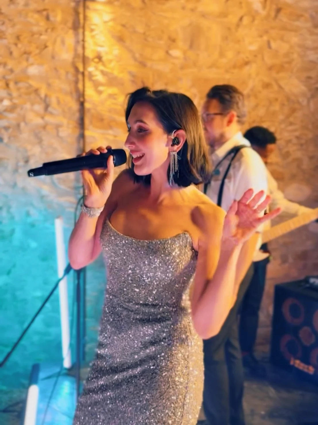 It&rsquo;s been a minute since I posted&hellip; but I&rsquo;ve been busy bts! &hearts;️ Looking forward to some festive gigs soon🎙️🎄🎅🏼

#singer #weddingsinger #oxfordshireweddings #vocalist #weddinginspiration